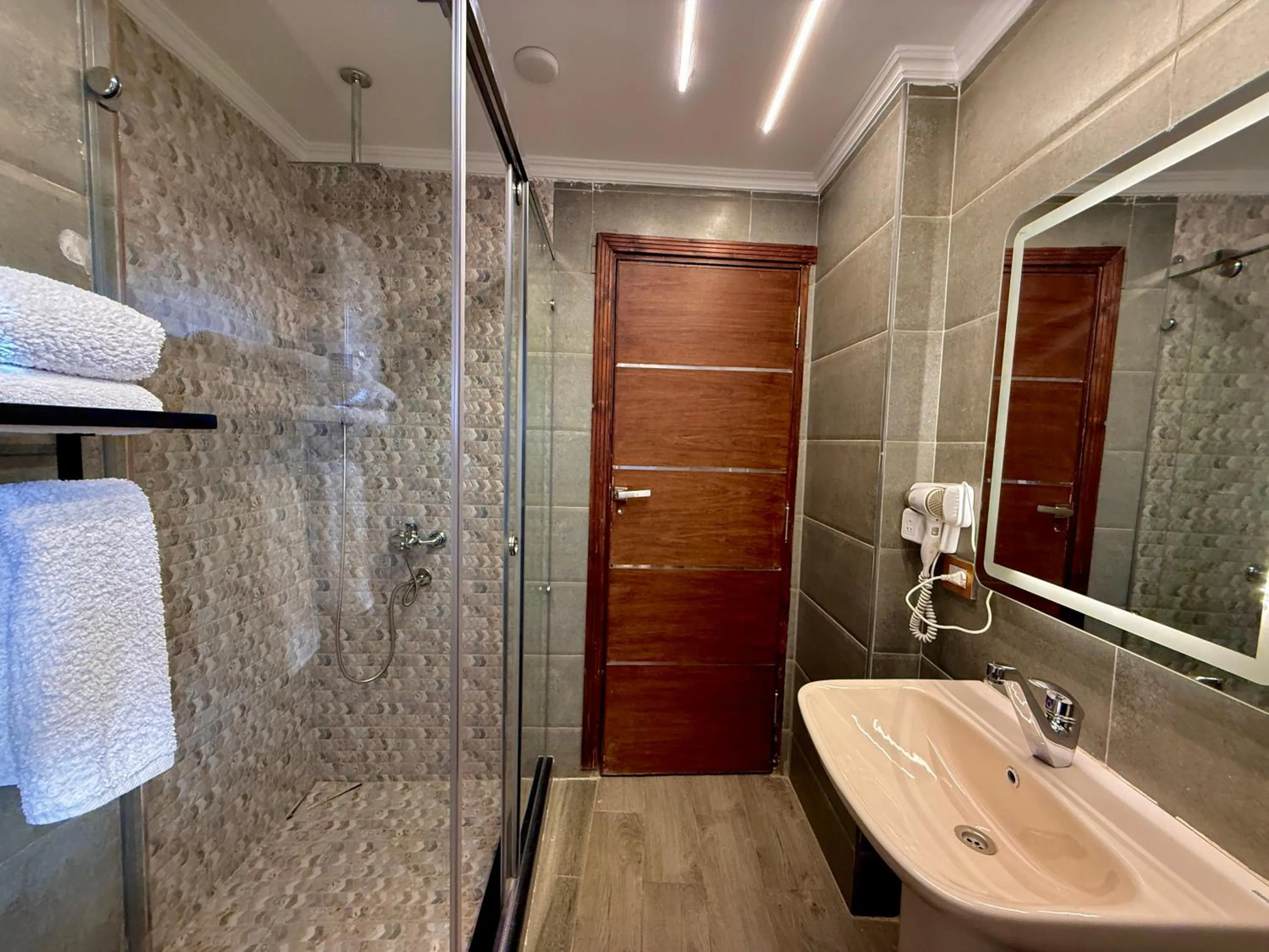 Bathroom in New Museum Guest House, Pyramids View