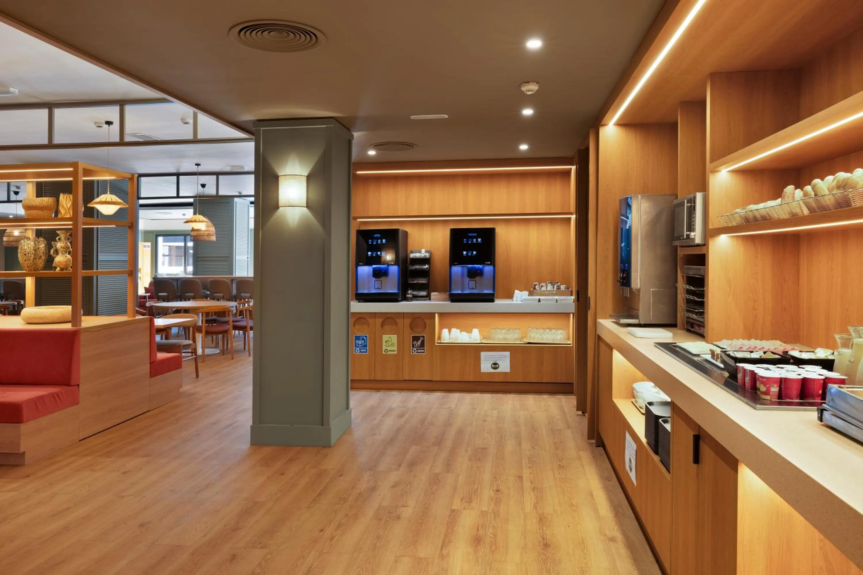 Buffet breakfast in B&B HOTELS Donostia San Sebastián Aeropuerto