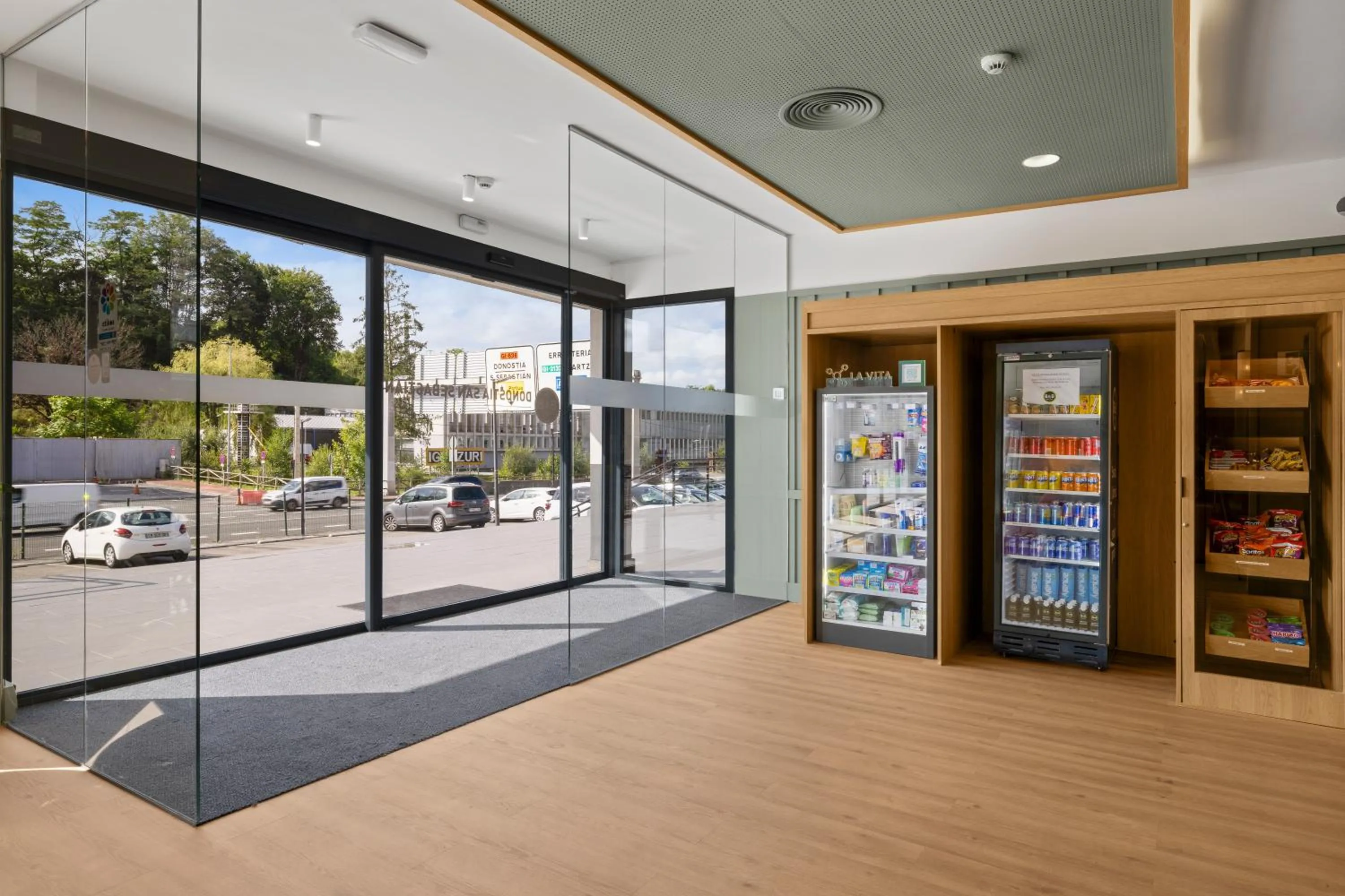 Lobby or reception in B&B HOTELS Donostia San Sebastián Aeropuerto