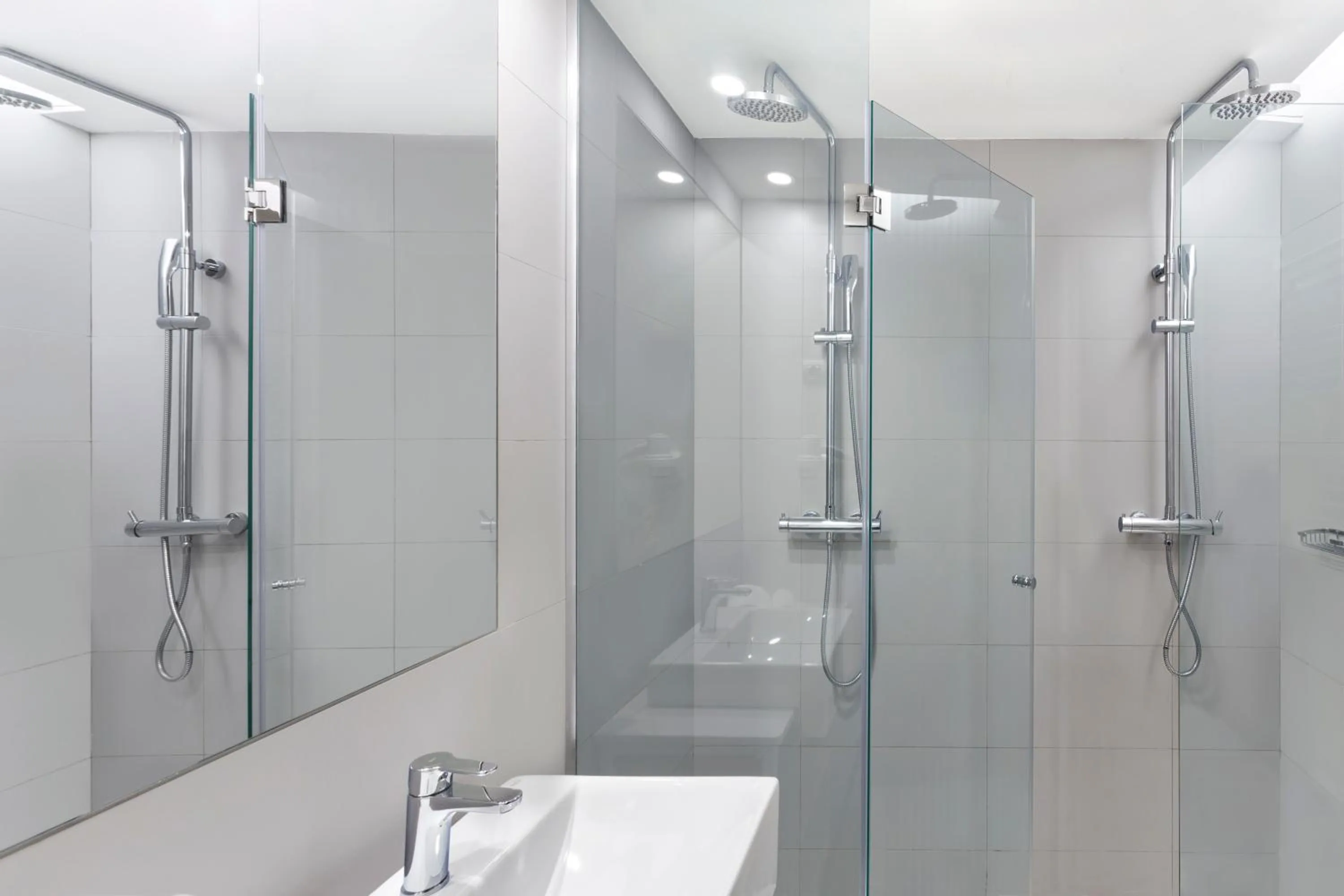 Shower in B&B HOTELS Donostia San Sebastián Aeropuerto