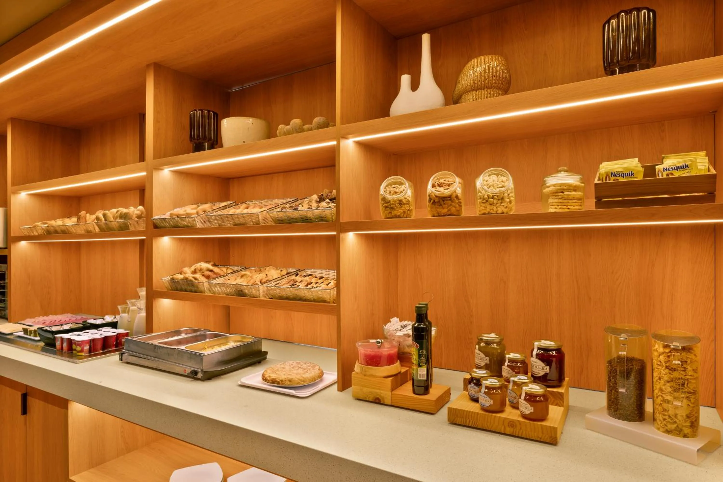 Buffet breakfast in B&B HOTELS Donostia San Sebastián Aeropuerto