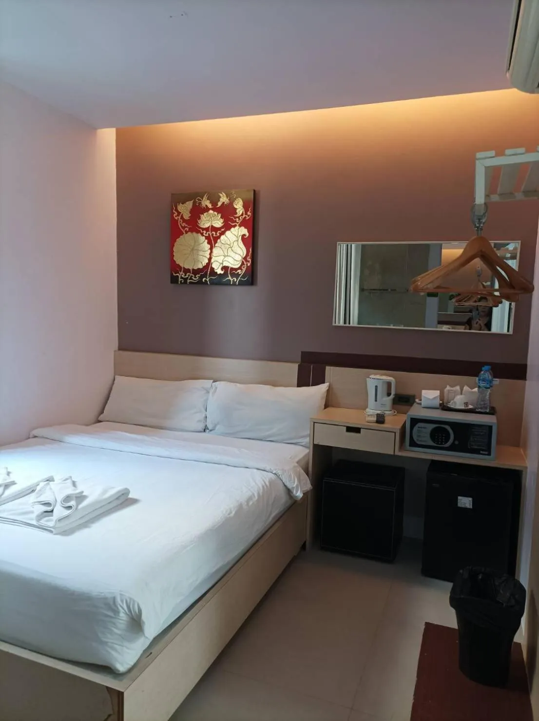 Photo of the whole room, Bed in My Hotel Phuket