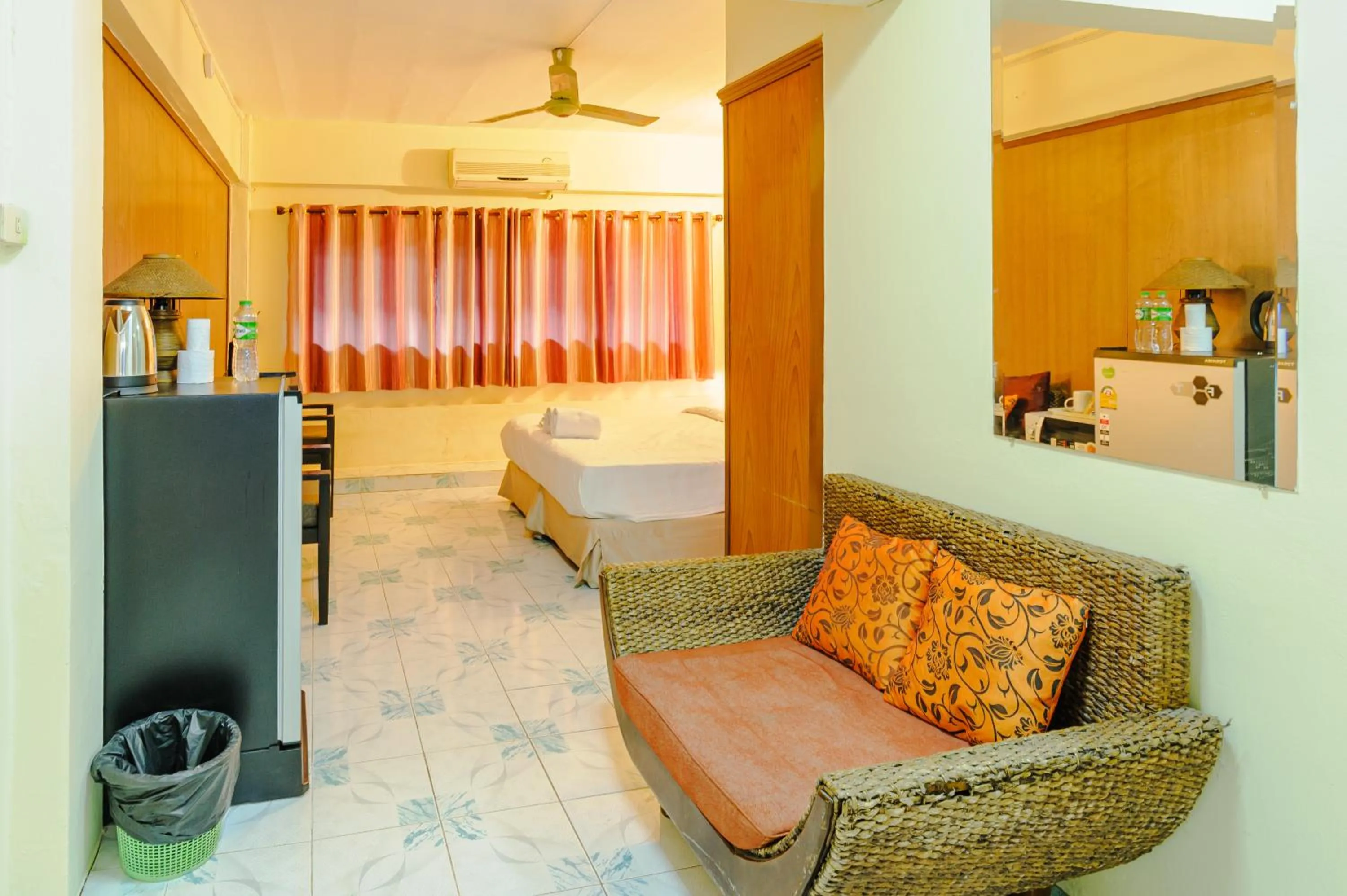 Coffee/tea facilities, Bed in High5 Guesthouse