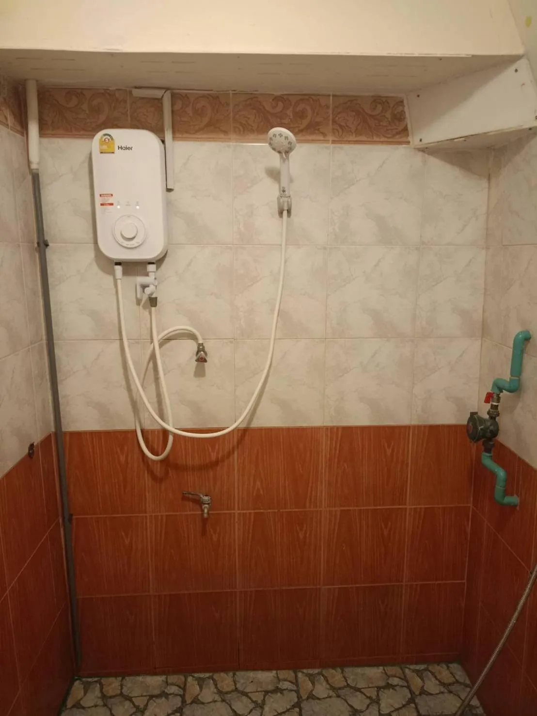 Shower in High5 Guesthouse