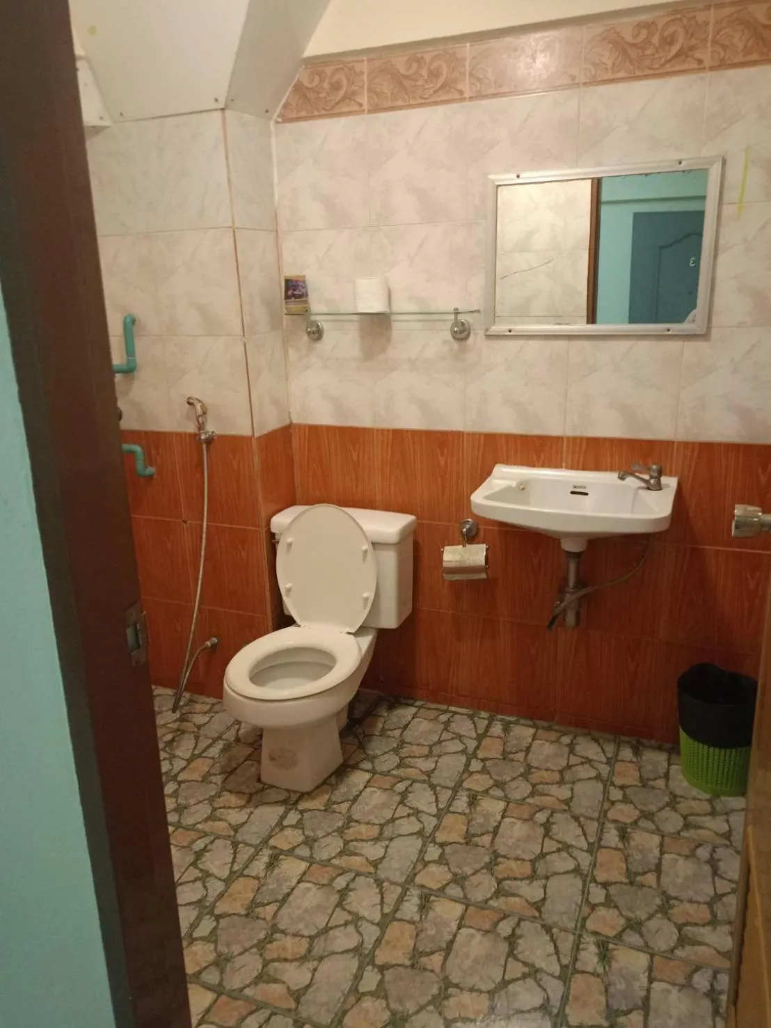 Toilet in High5 Guesthouse