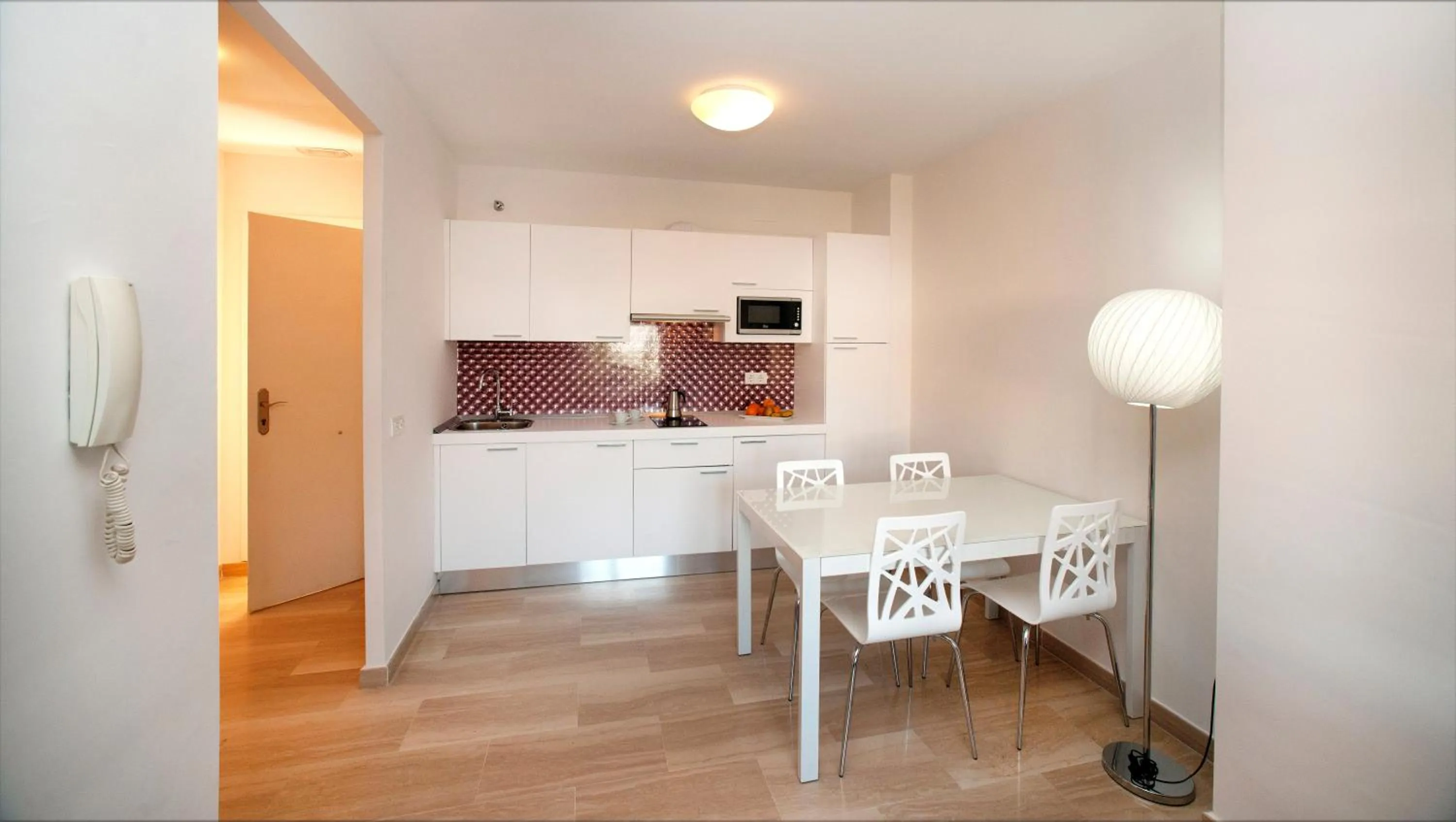 Kitchen or kitchenette in Leo Canela