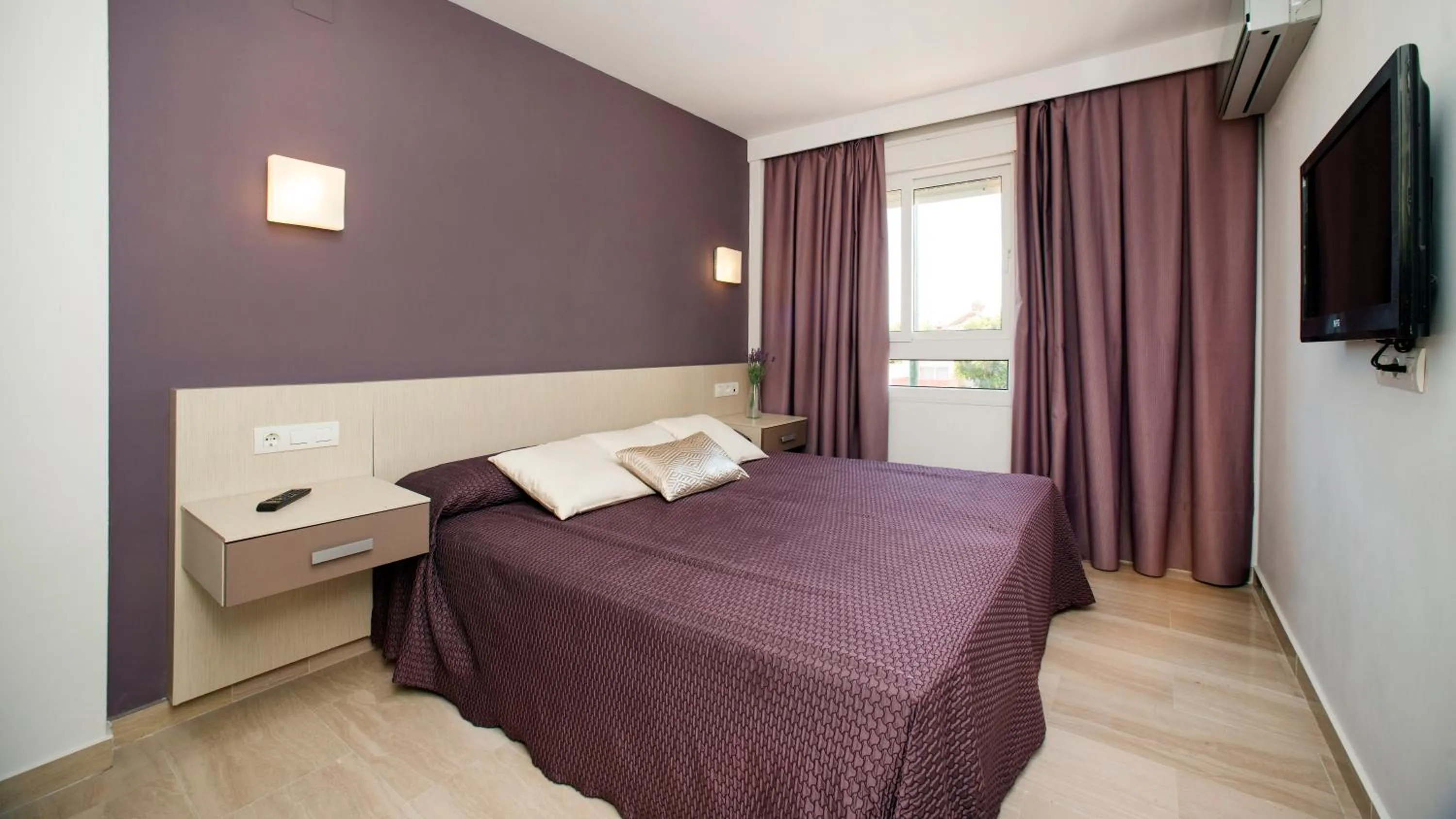 Bedroom, Bed in Leo Canela