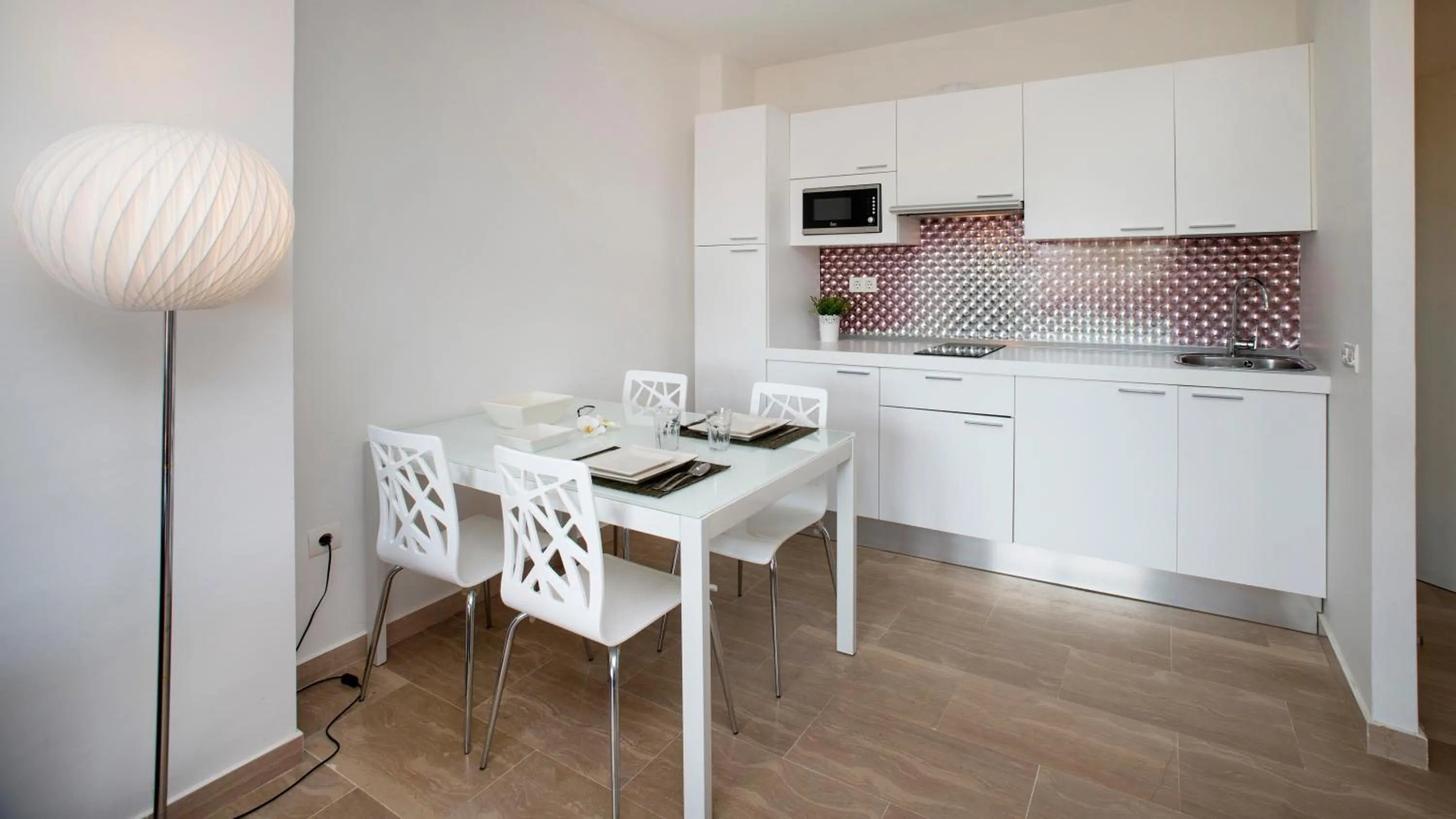 Kitchen or kitchenette in Leo Canela