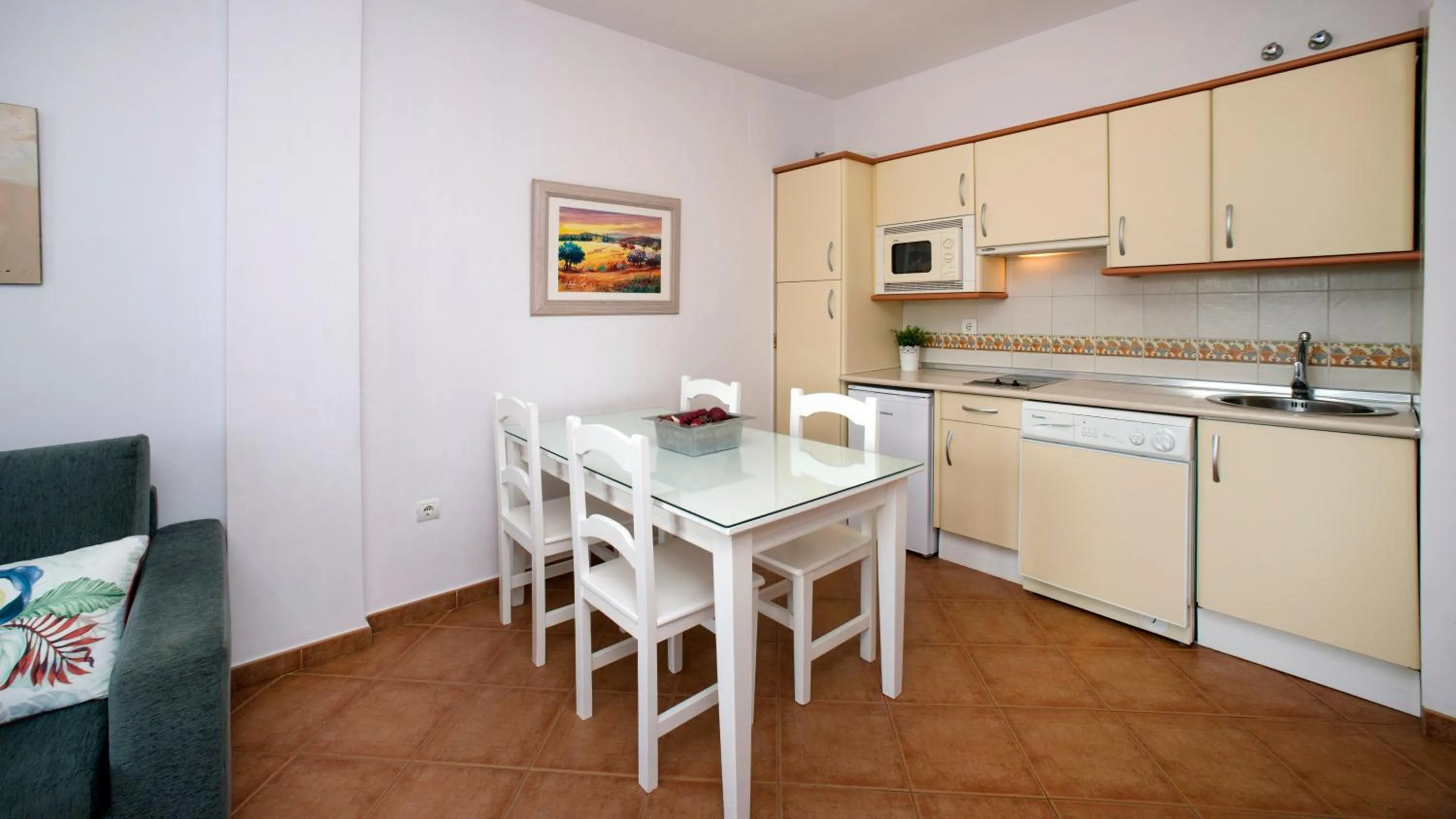 Kitchen or kitchenette in Leo Canela