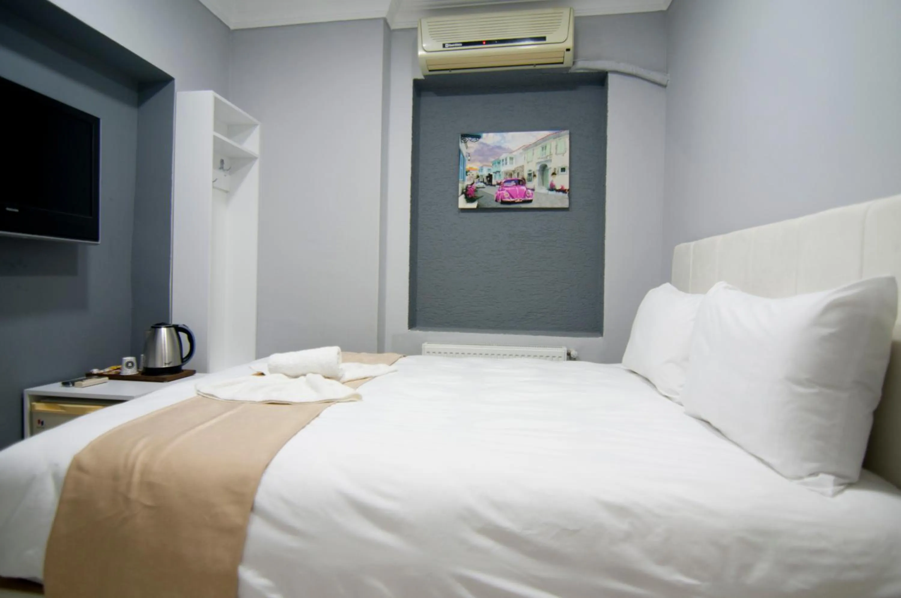 Bed in İstanbul Palace Hotel