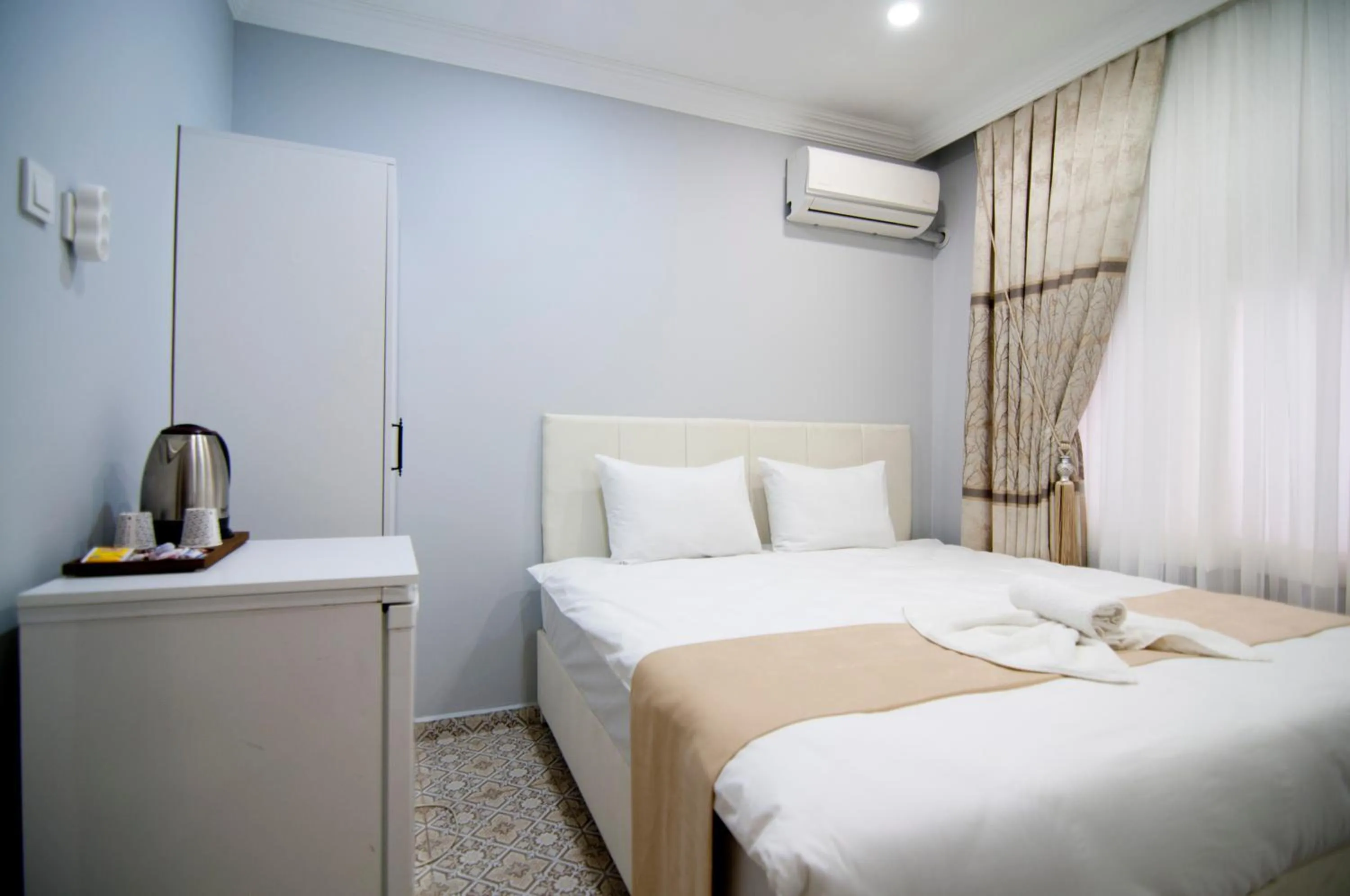 Bed in İstanbul Palace Hotel