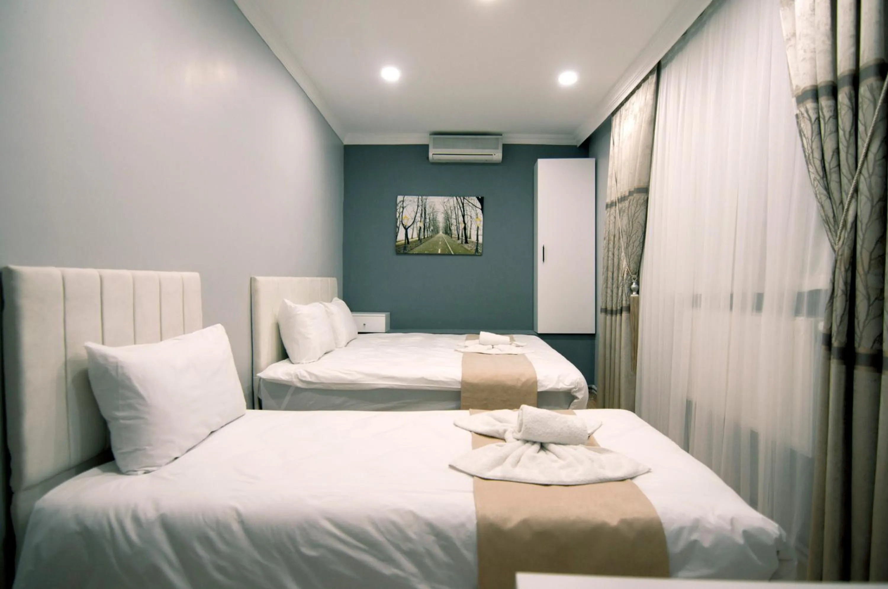 Photo of the whole room, Bed in İstanbul Palace Hotel