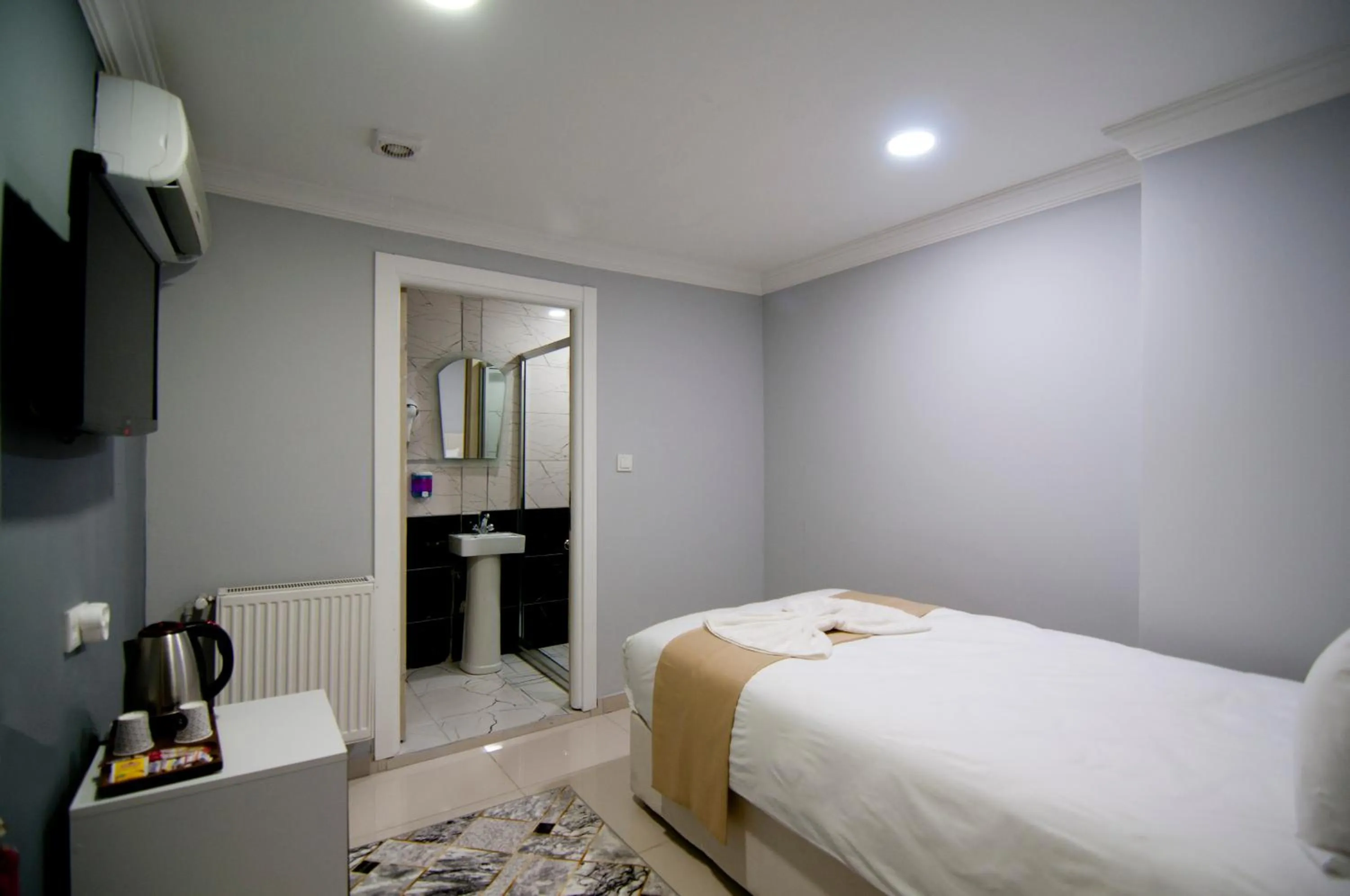 Bed in İstanbul Palace Hotel