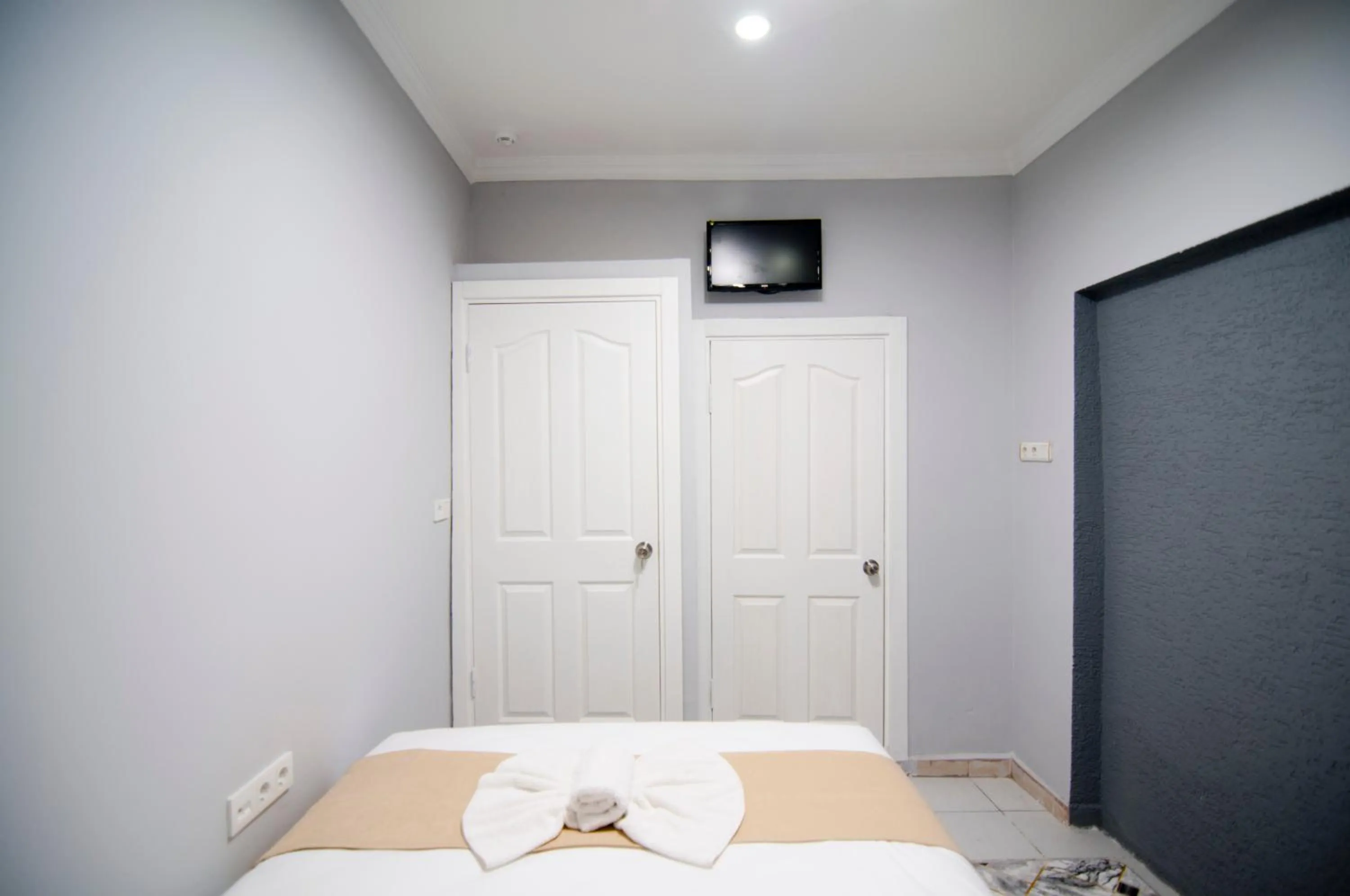 Bed in İstanbul Palace Hotel