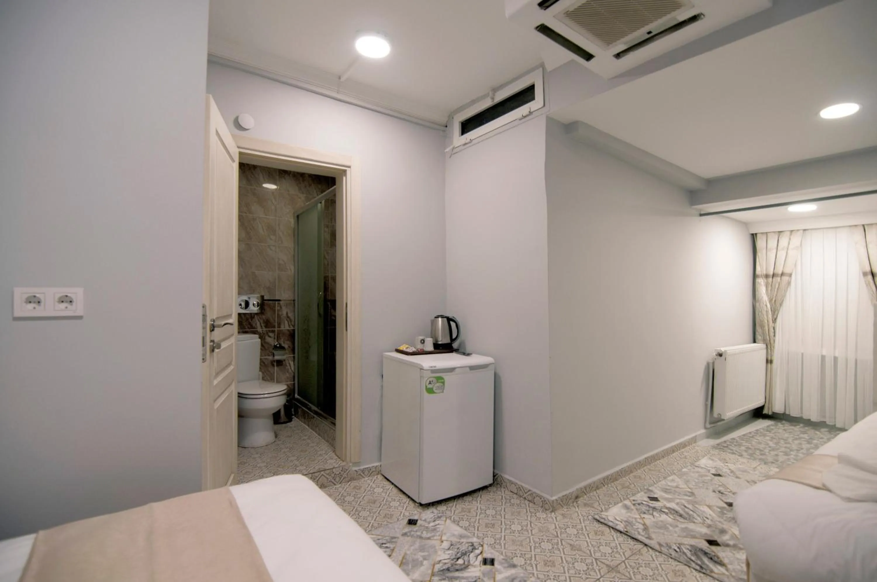 Photo of the whole room, Bed in İstanbul Palace Hotel