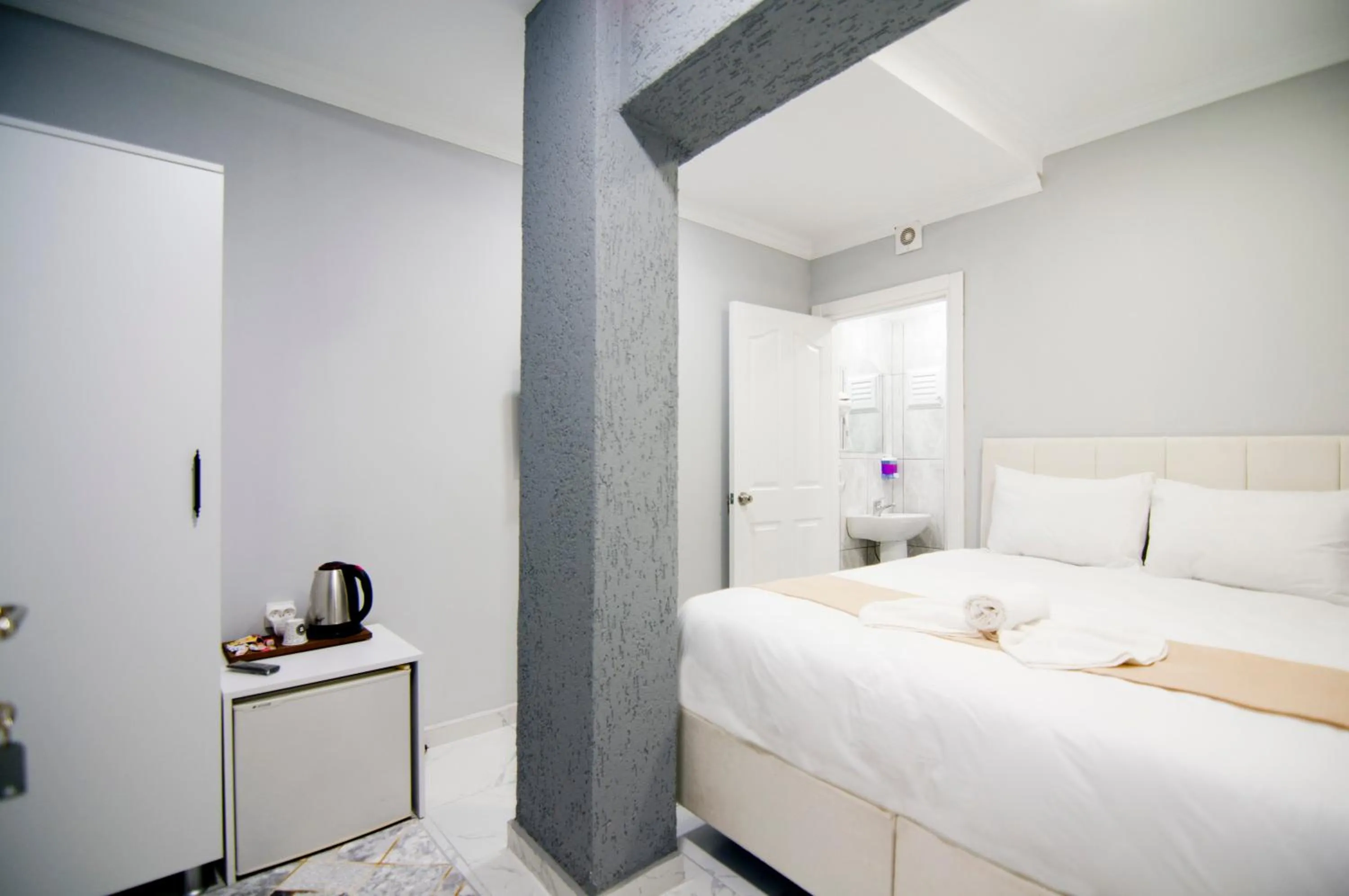 Bed in İstanbul Palace Hotel