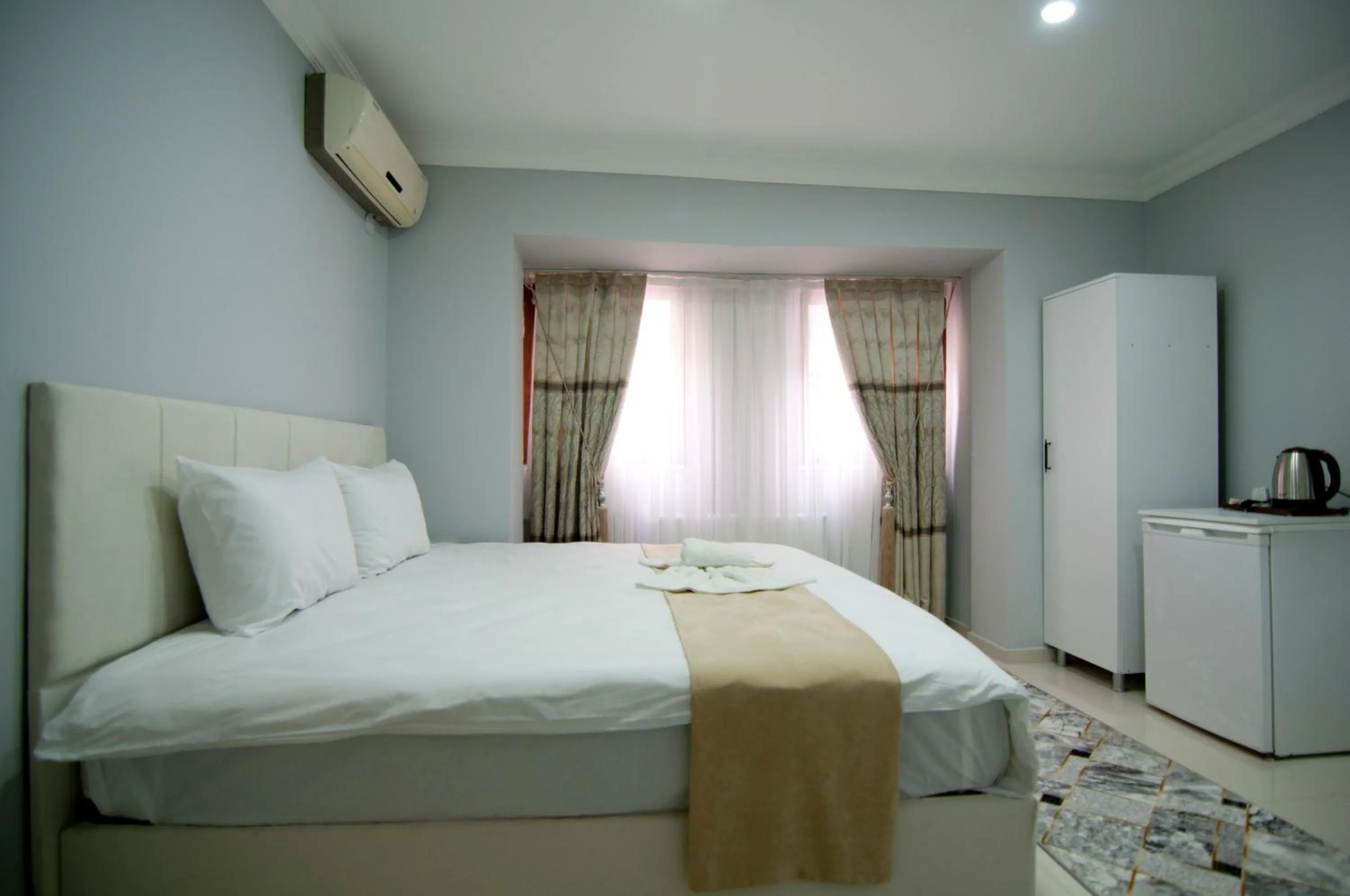 Bed in İstanbul Palace Hotel