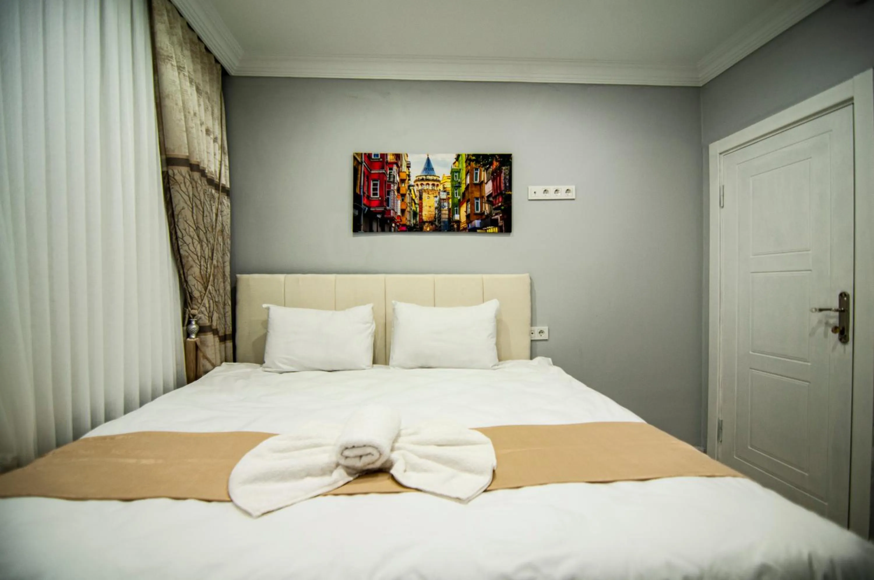 Bed in İstanbul Palace Hotel