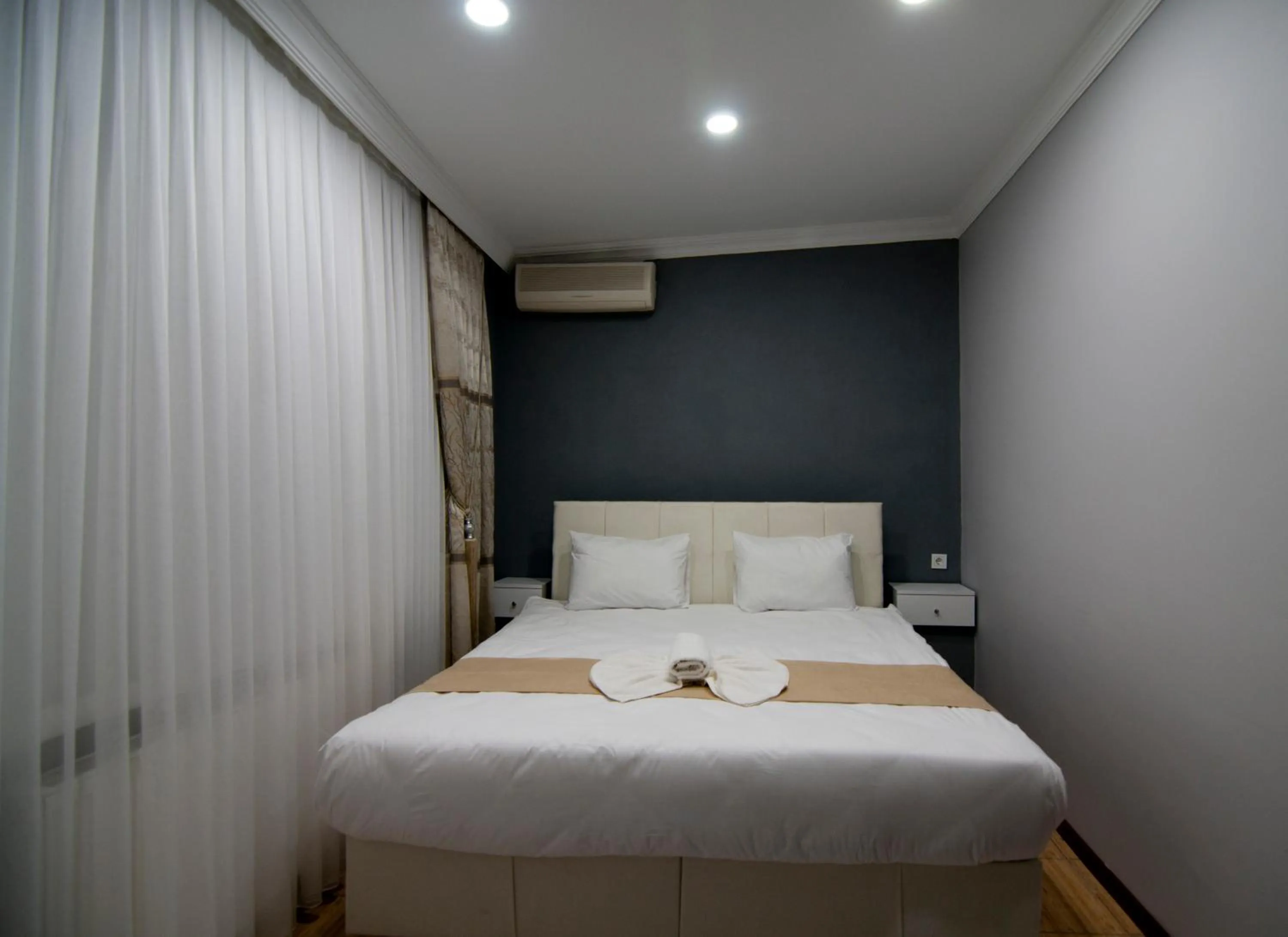 Bed in İstanbul Palace Hotel