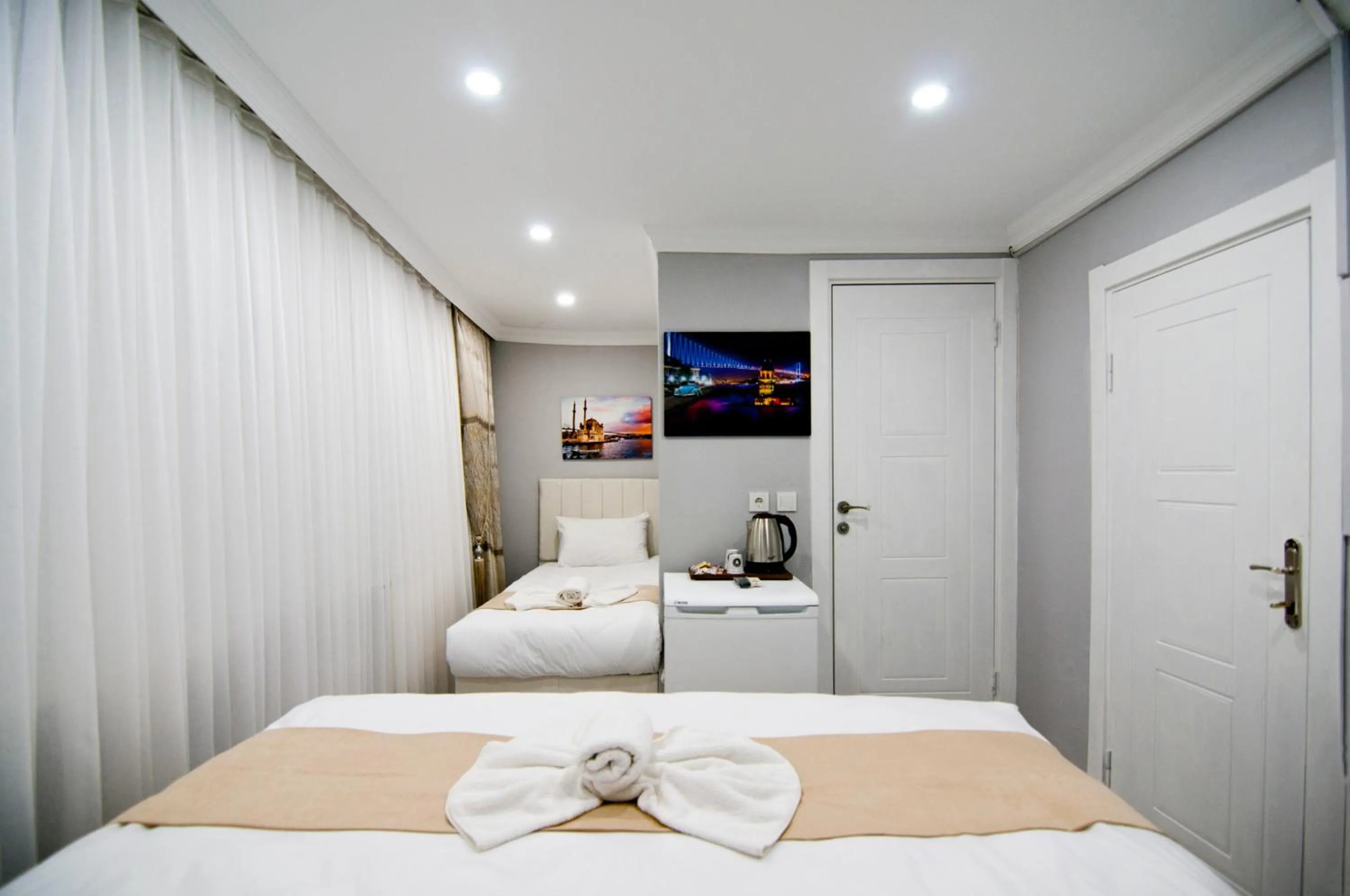 Bed in İstanbul Palace Hotel