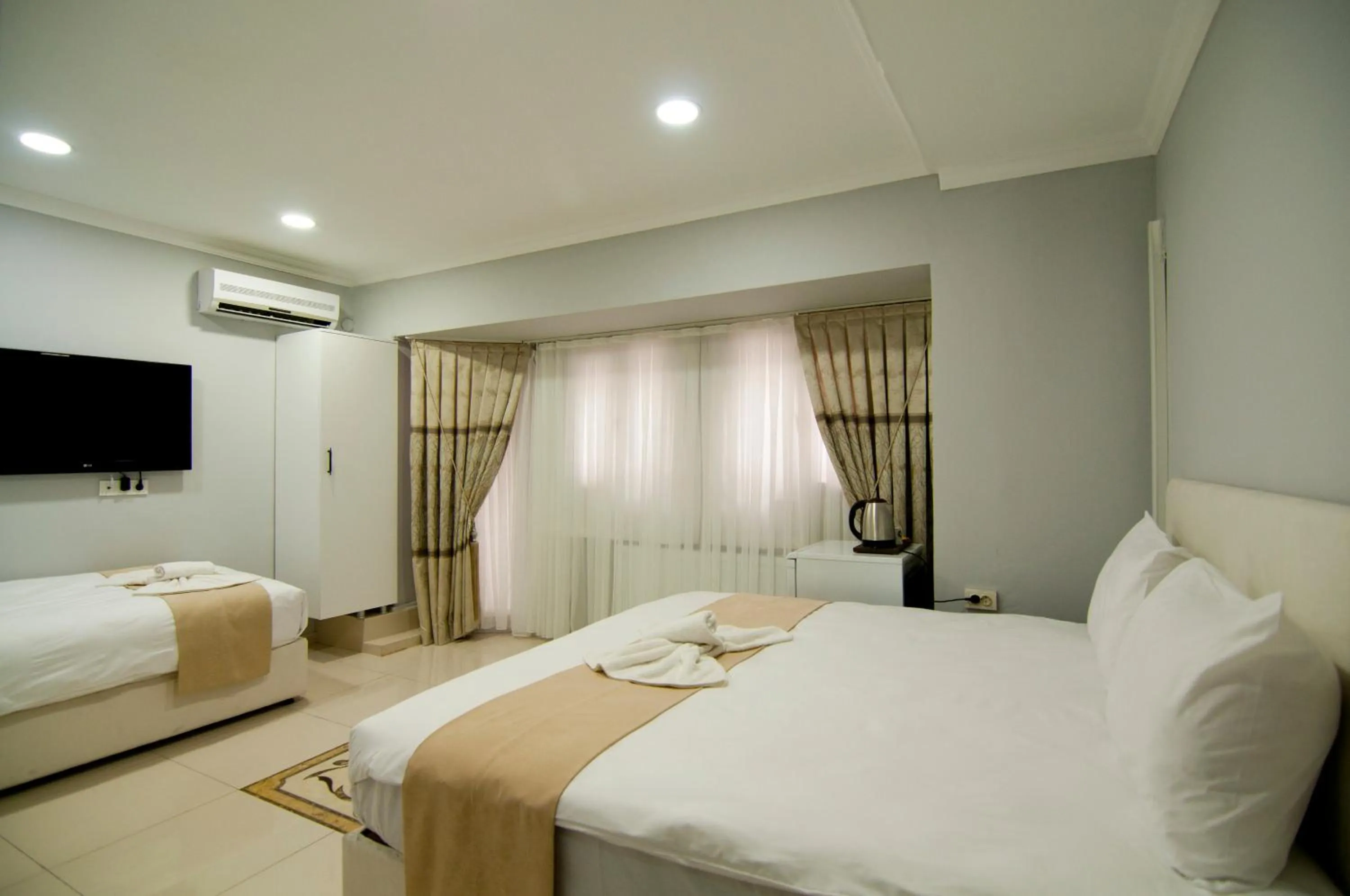 Bed in İstanbul Palace Hotel