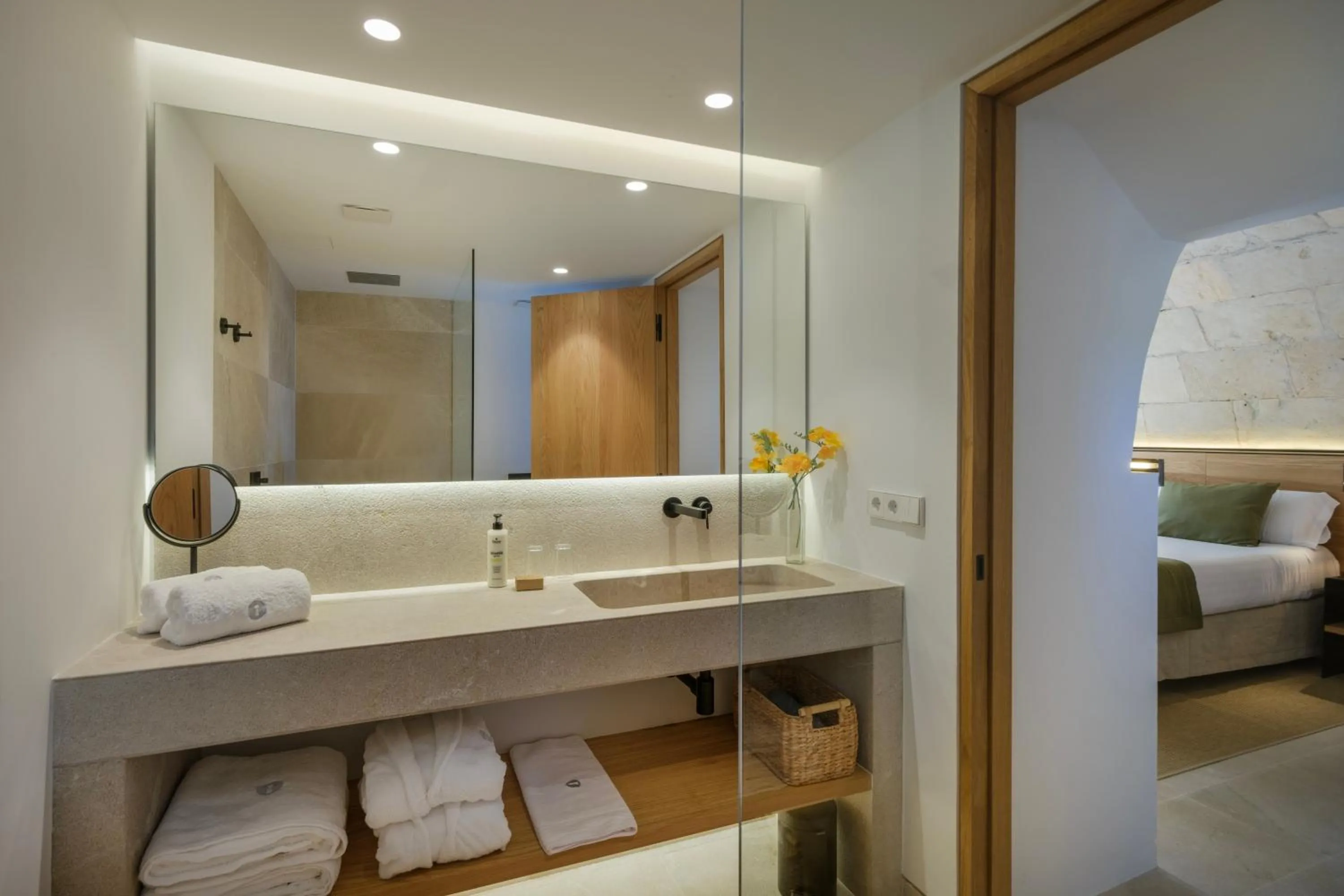 Shower, Bed in Fincahotel Treurer - Olive Grove & Grand House - Adults Only