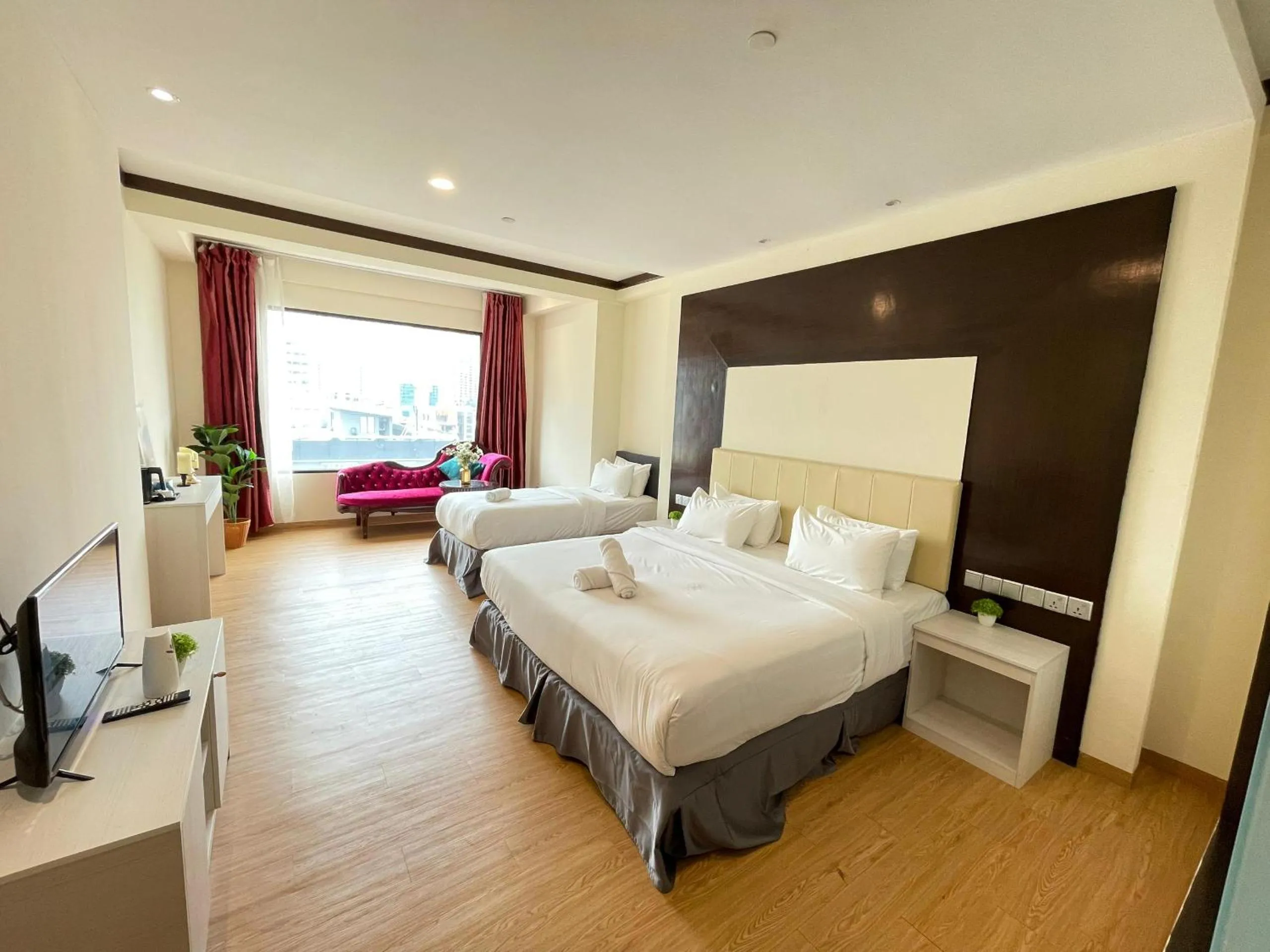 Seating area, Bed in Kingston Hotel - Jalan Tuanku Abdul Rahman