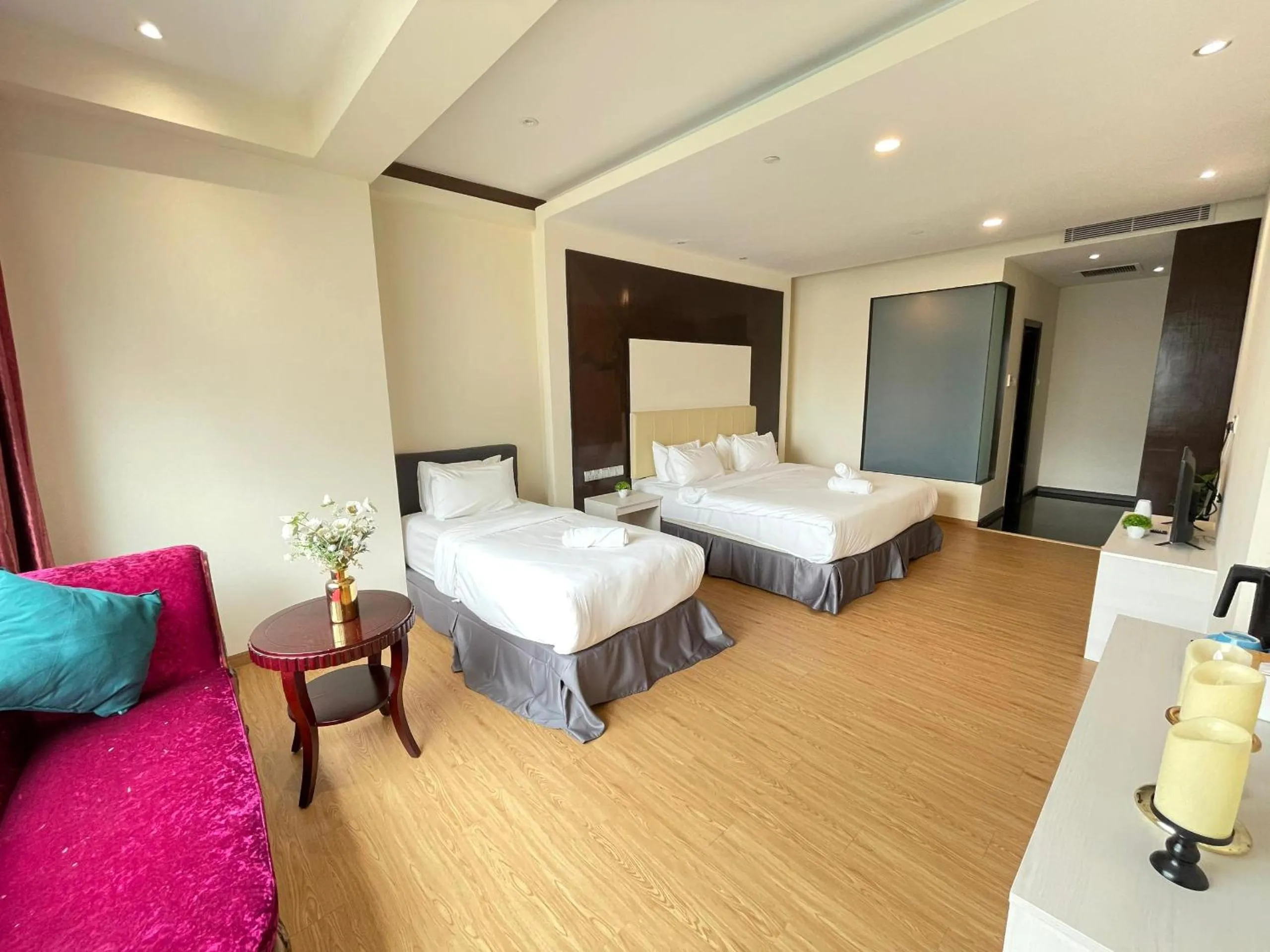 Seating area, Bed in Kingston Hotel - Jalan Tuanku Abdul Rahman