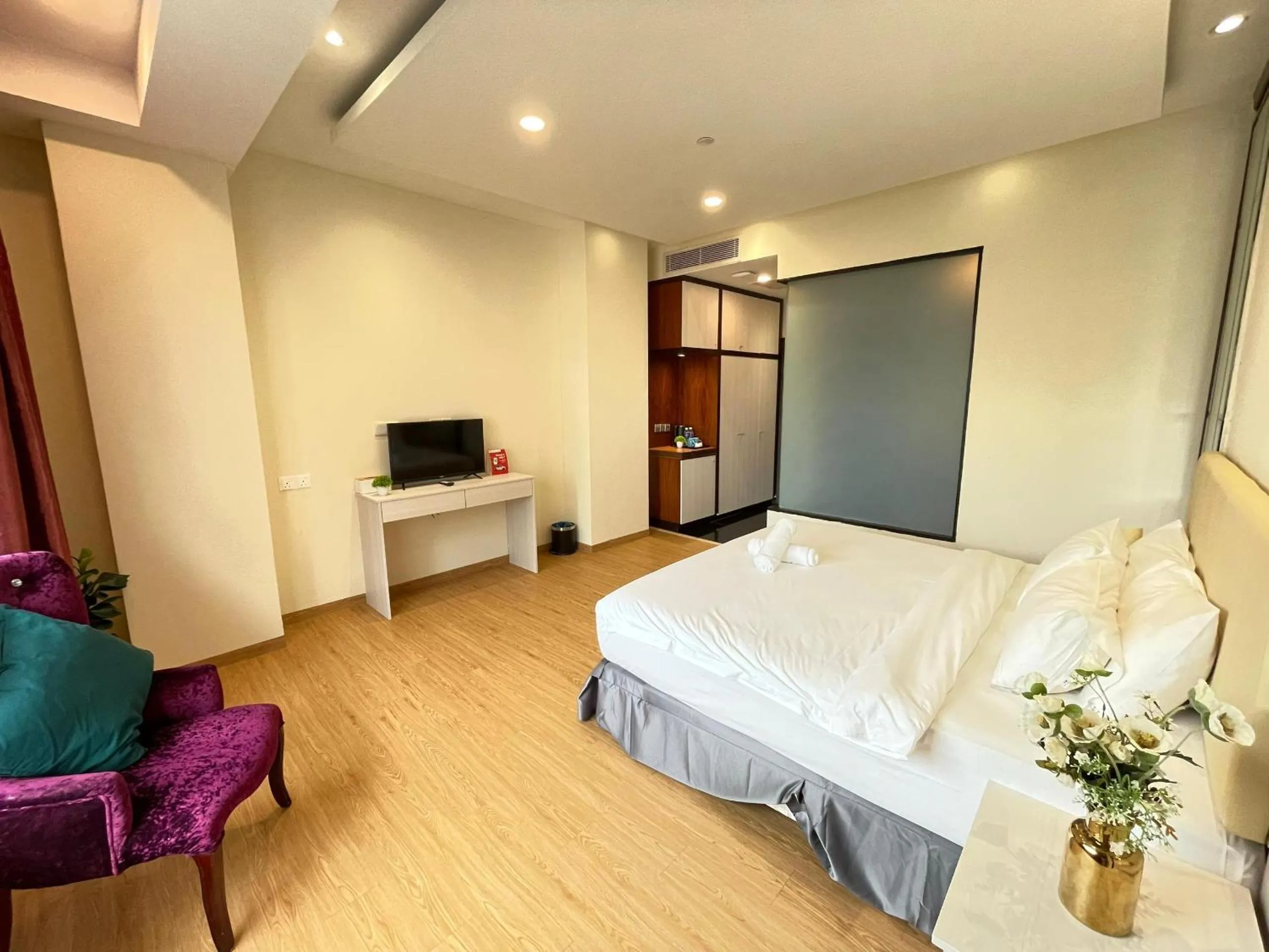 Seating area, Bed in Kingston Hotel - Jalan Tuanku Abdul Rahman