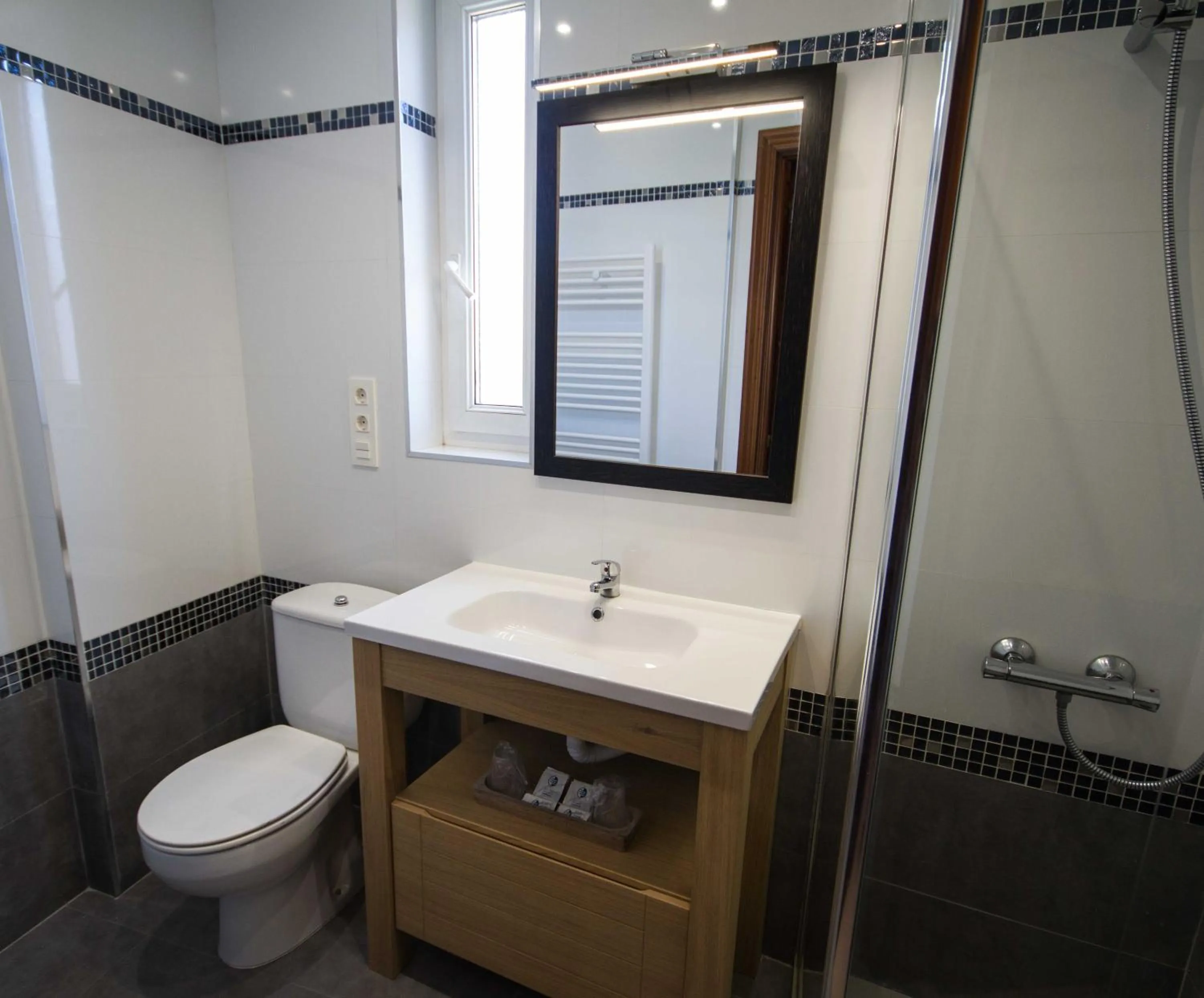 Photo of the whole room in Hotel Ria de Bilbao