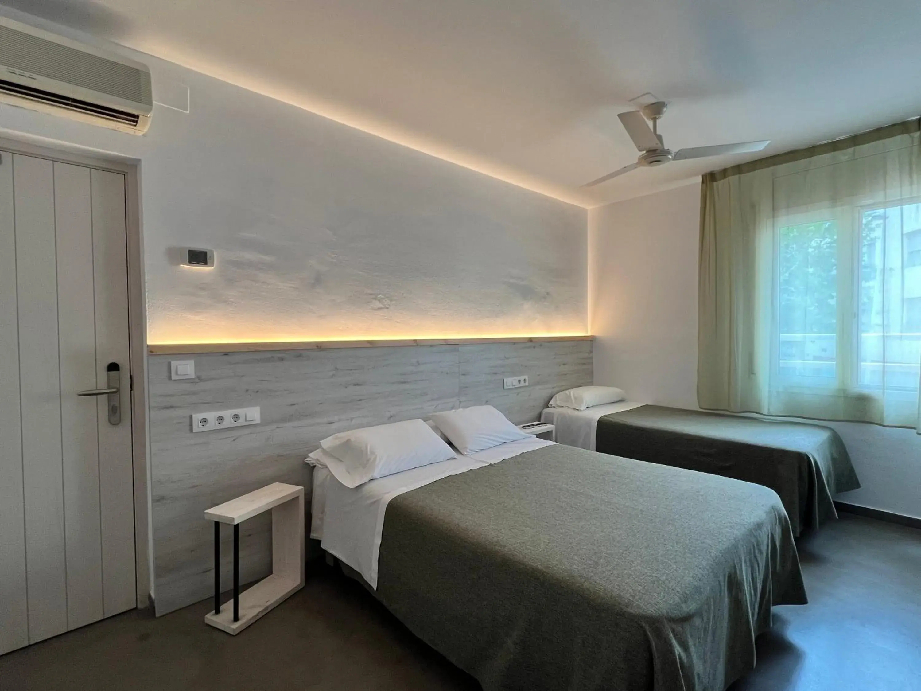 Triple Room in Hostal ROM Familiar Triple Room in Hostal ROM Familiar