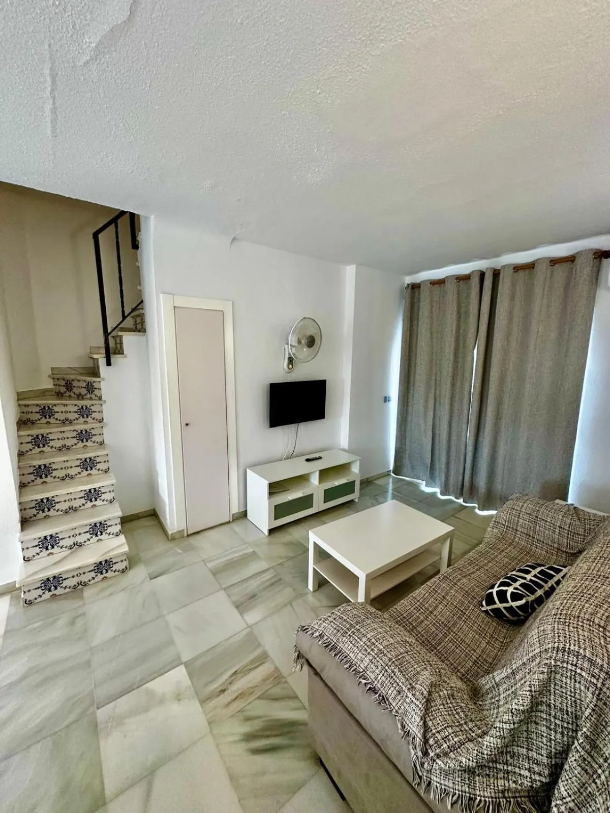 Living room, Bed in Apartamentos Las Rosas de Capistrano