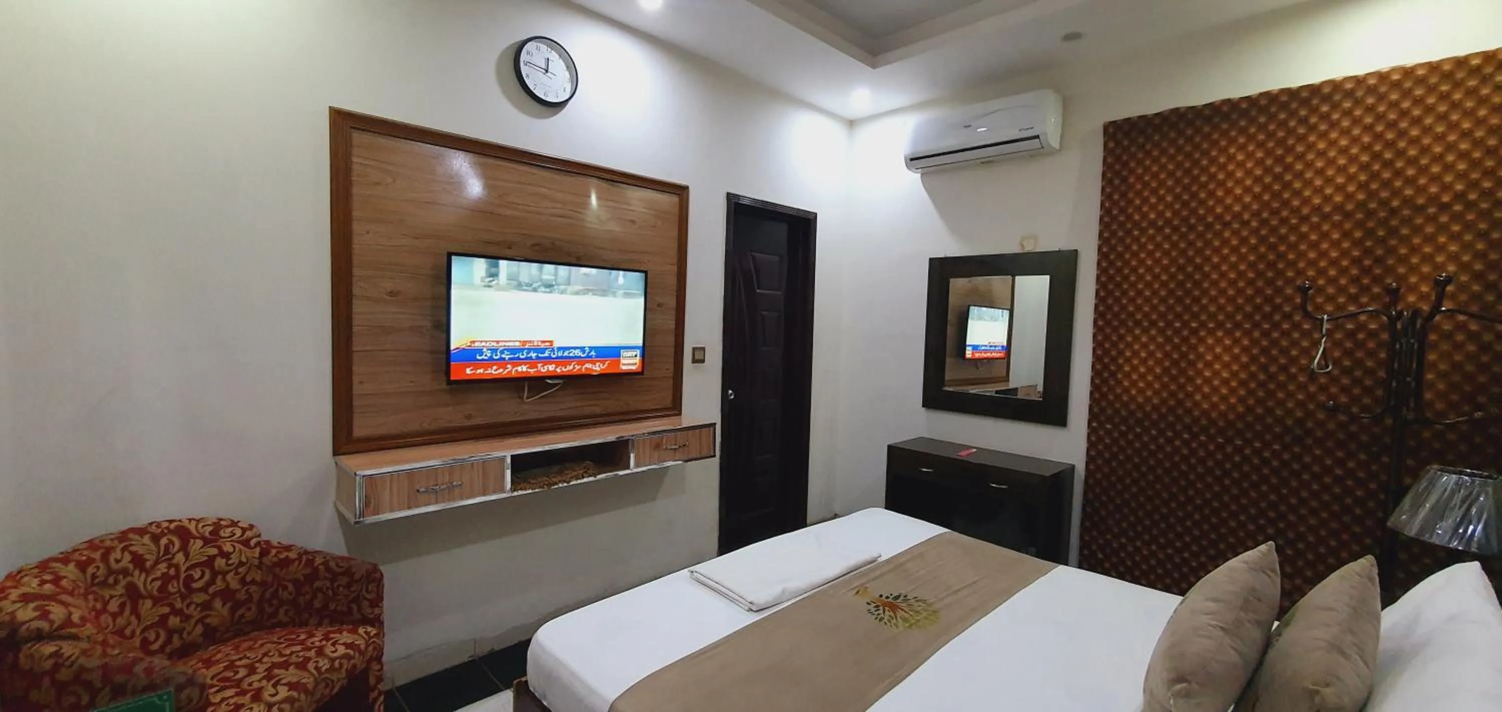 Photo of the whole room, Bed in Park View Hotel Gulberg