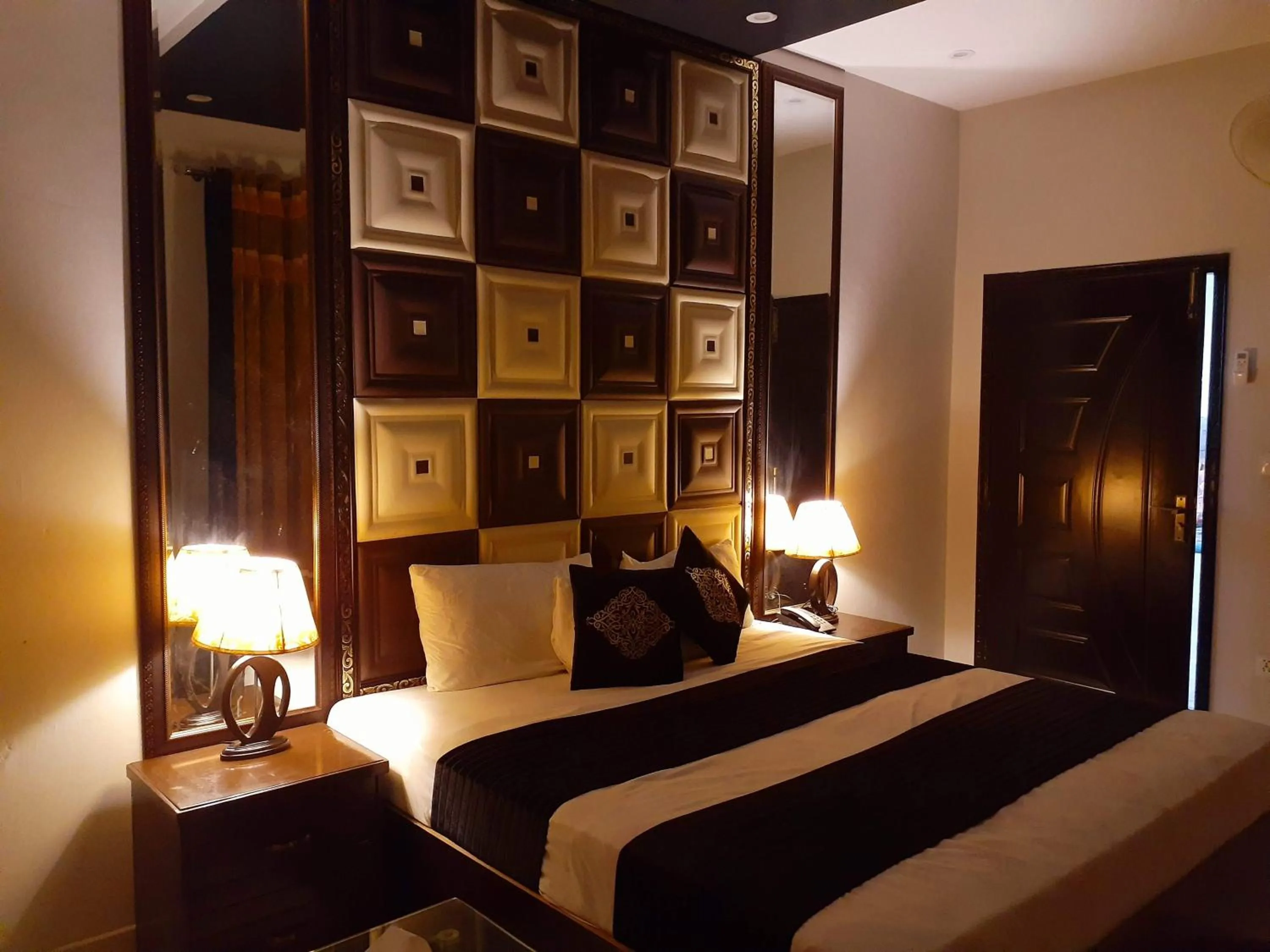 Bedroom, Bed in Park View Hotel Gulberg