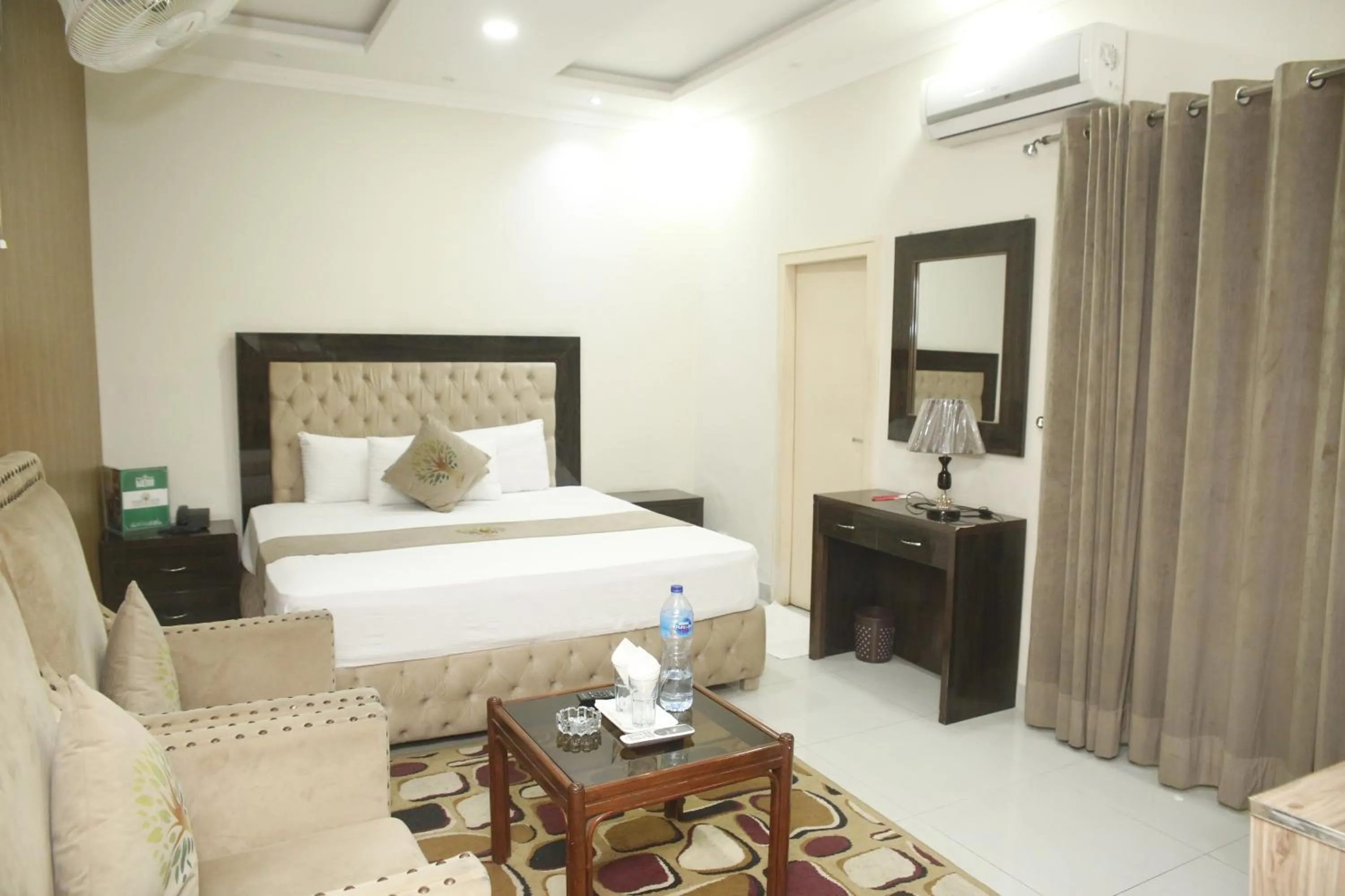 Photo of the whole room, Bed in Park View Hotel Gulberg