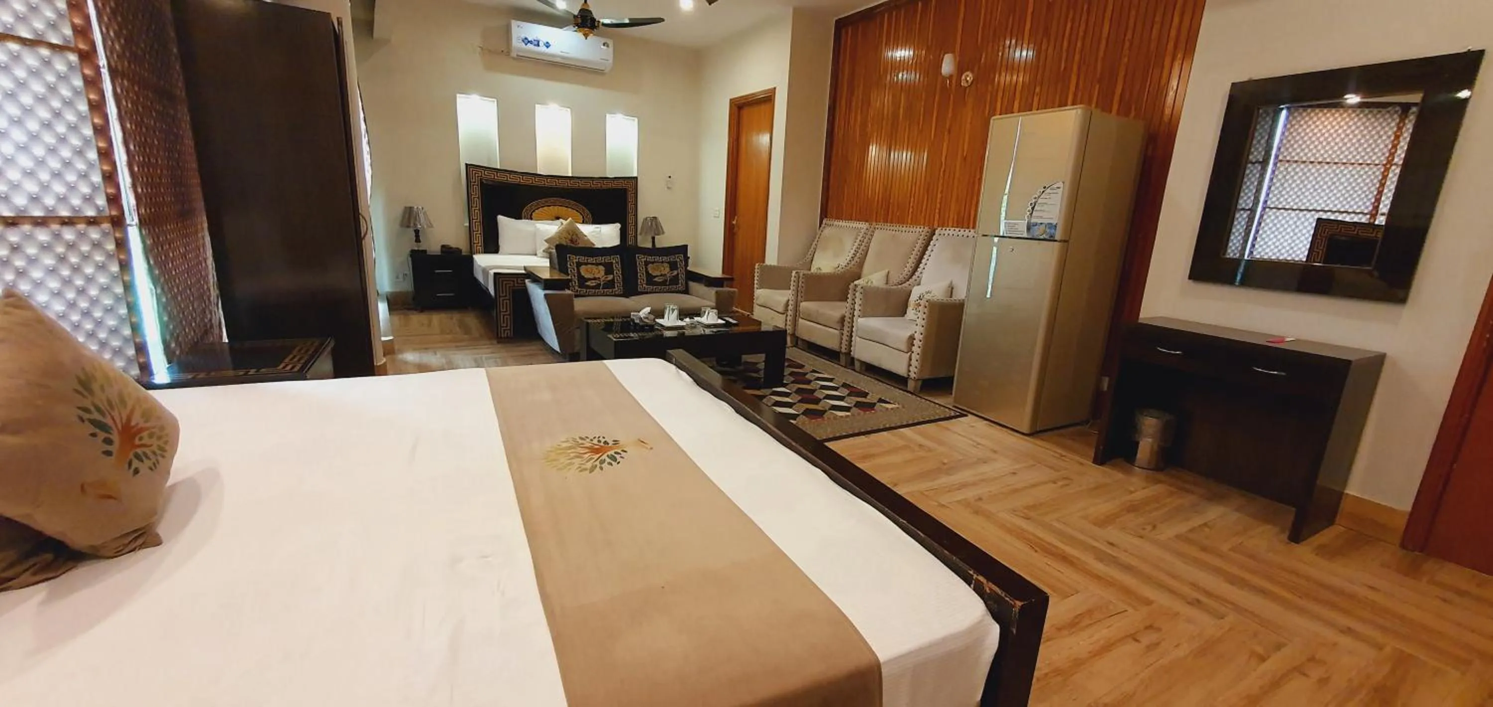 Living room, Bed in Park View Hotel Gulberg