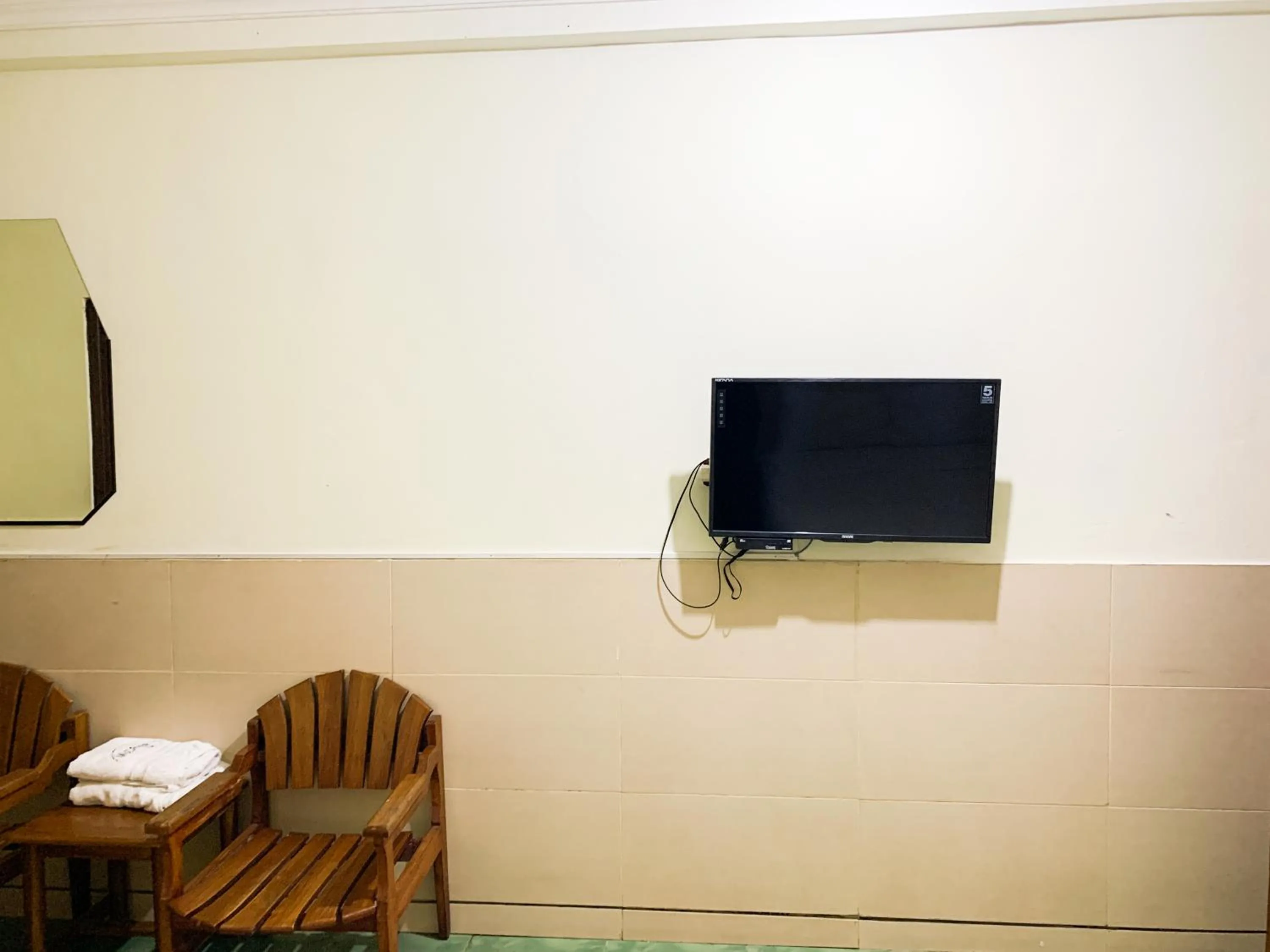 TV and multimedia, TV/Entertainment Center in Musafira Hotel Syariah Malioboro Yogyakarta Mitra RedDoorz