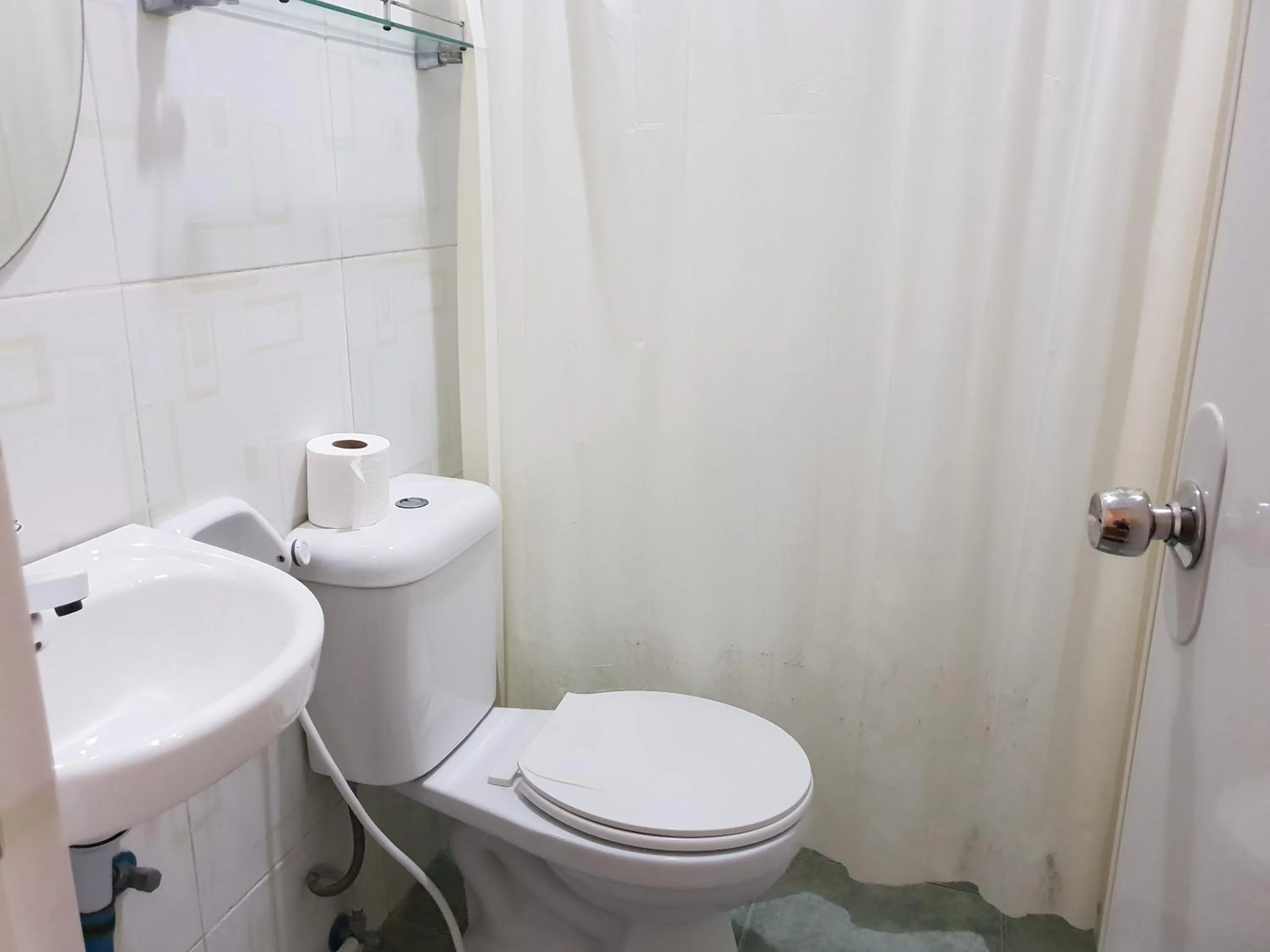 Shower in DIAKOPES INN