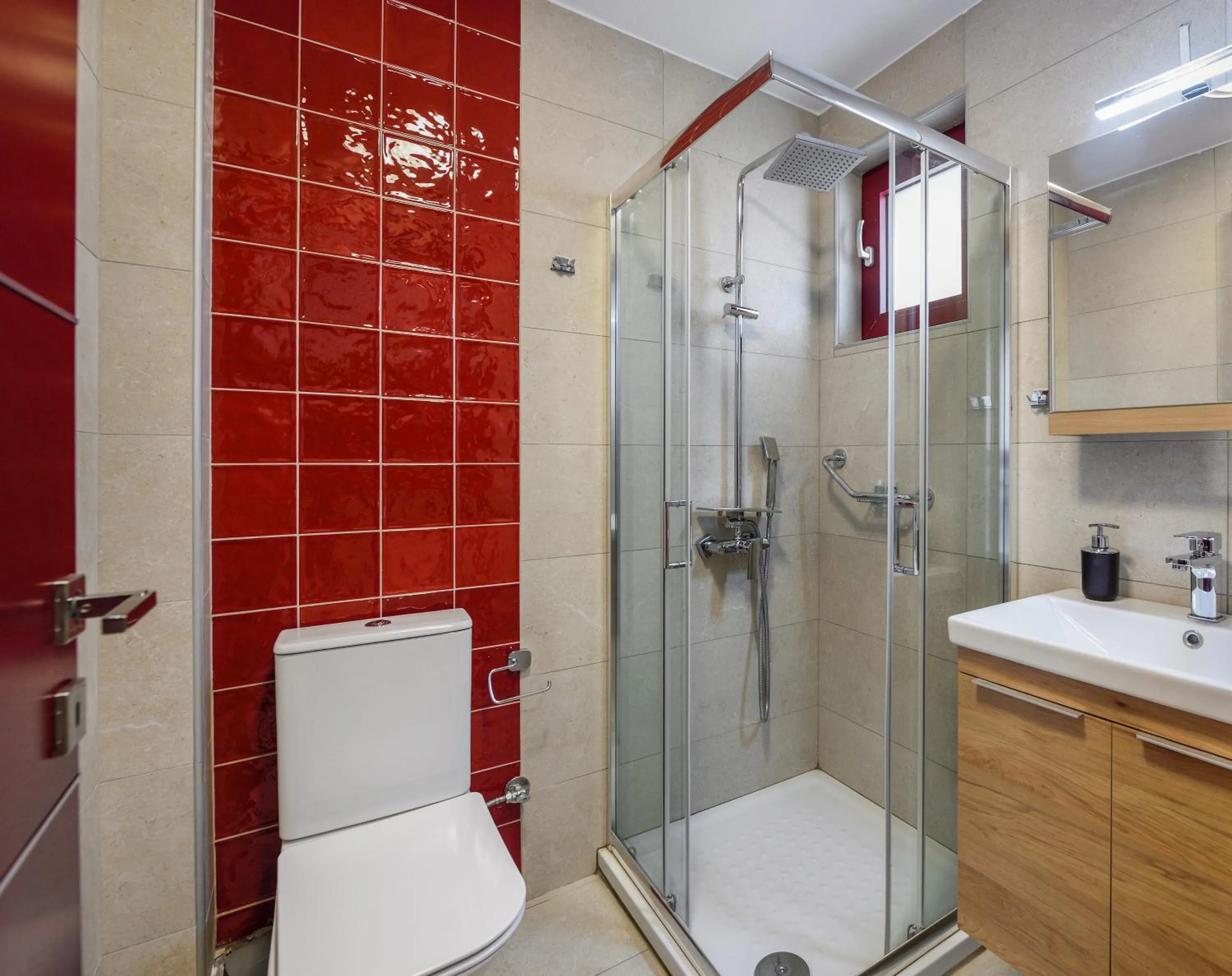 Shower in Elpiniki Luxury Rooms