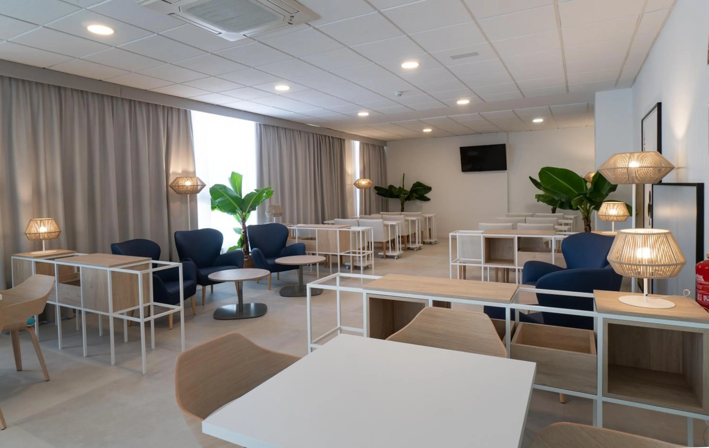 Communal lounge/ TV room in Medplaya Hotel Regente