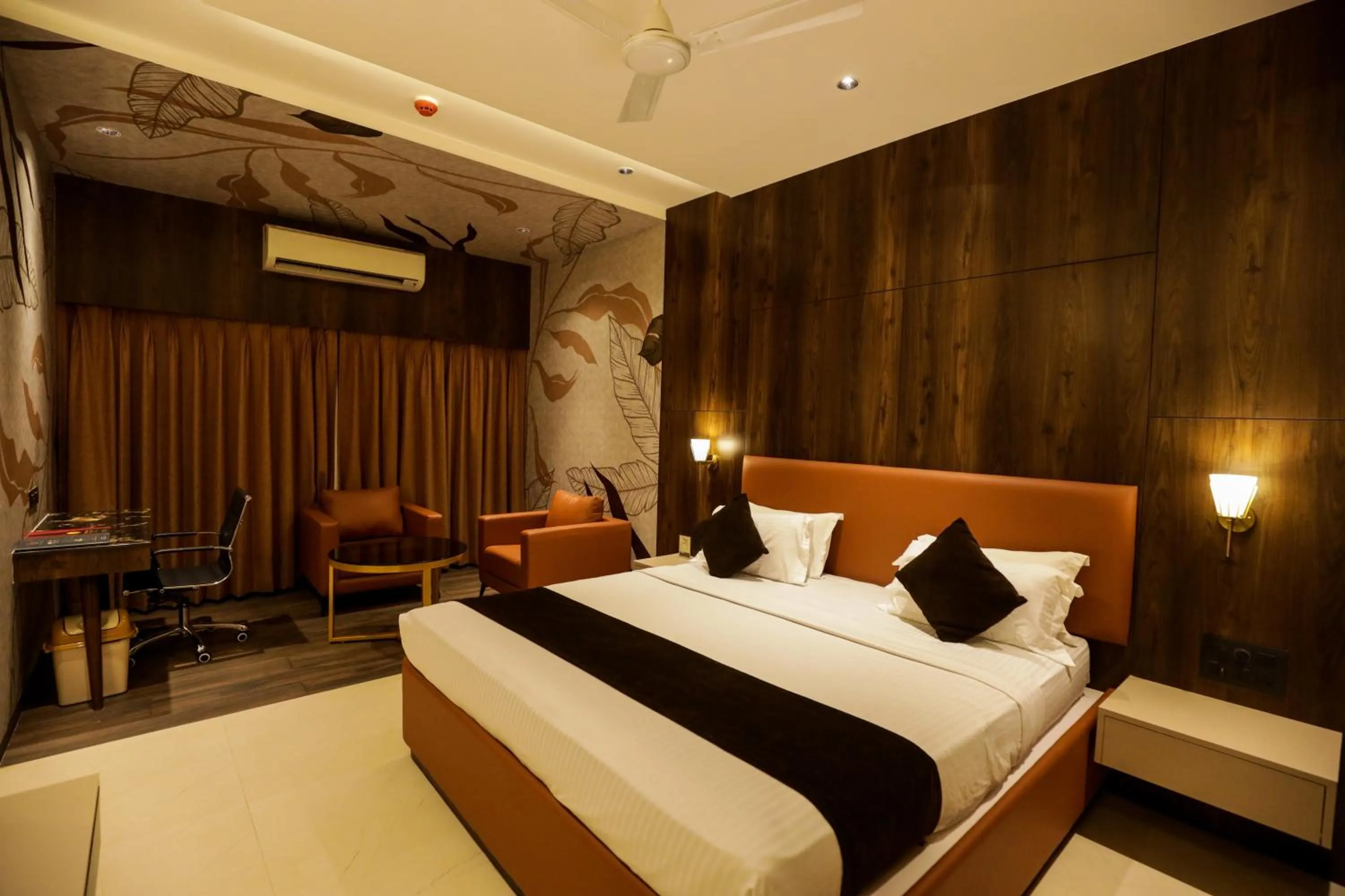 Bedroom, Bed in Hotel Atithi, Aurangabad