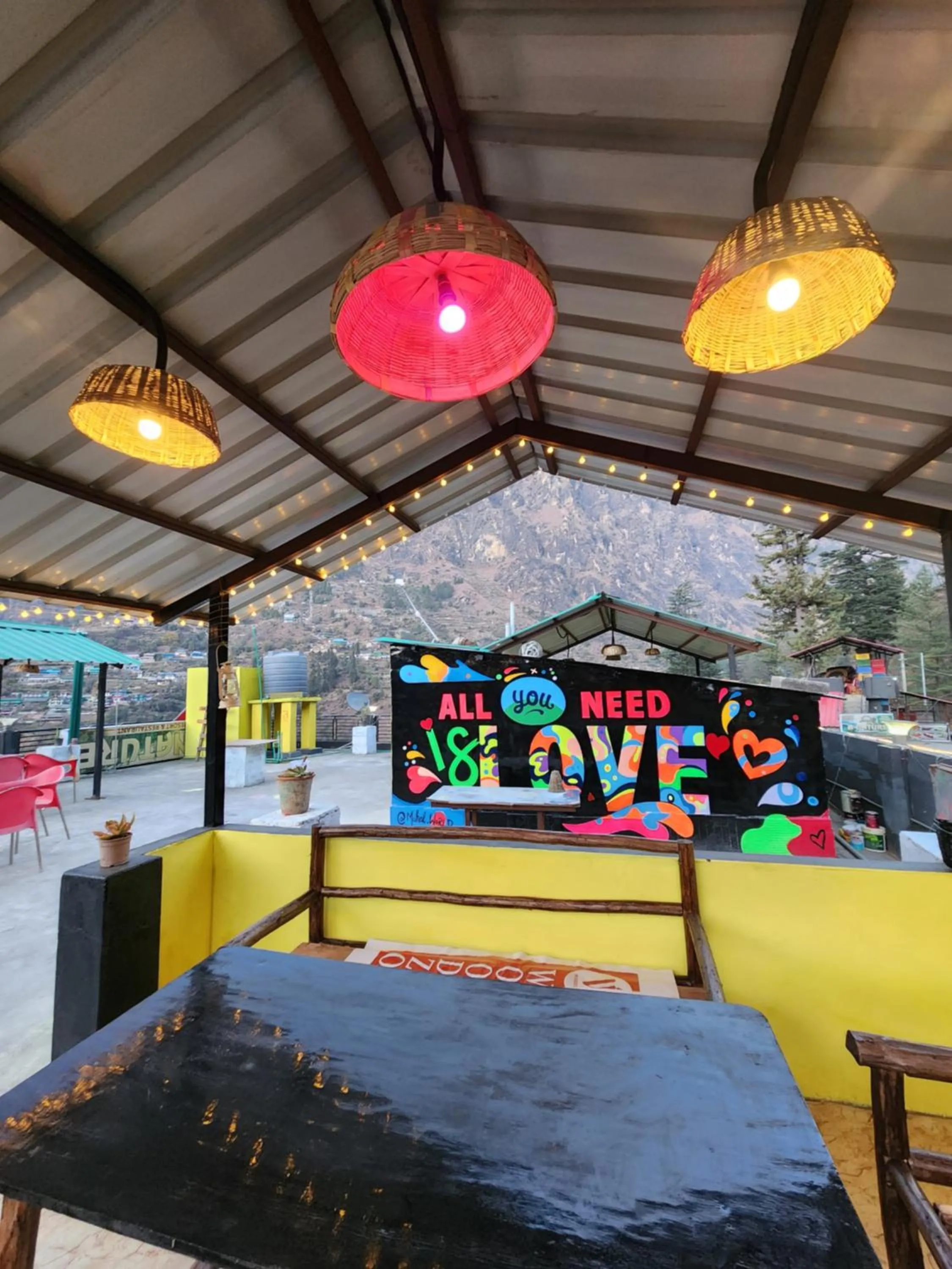 Restaurant/places to eat in Woodzo Kasol