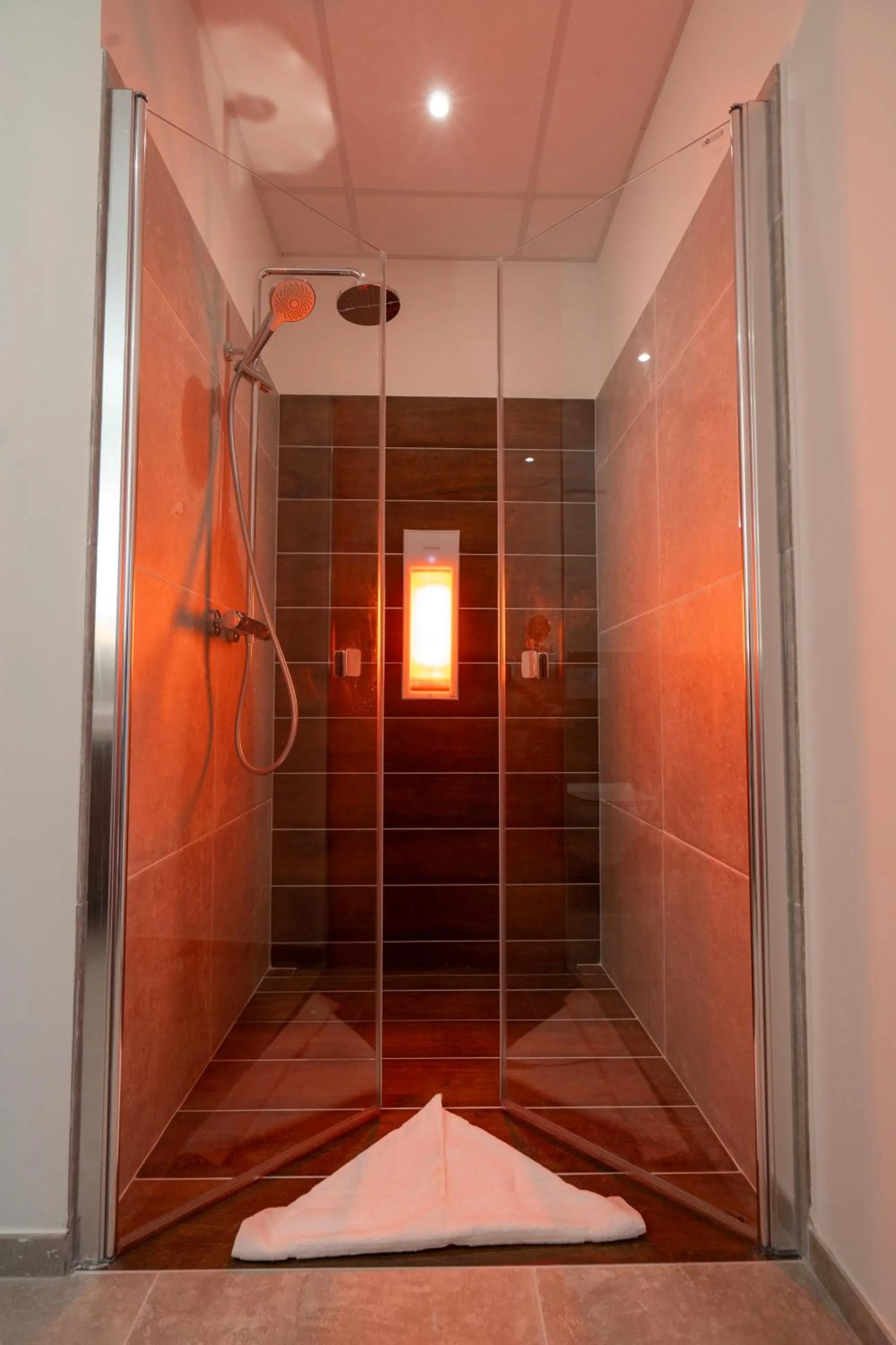 Shower in Hotel MeerZeiten inklusive externer Schwimmbad- & Saunanutzung