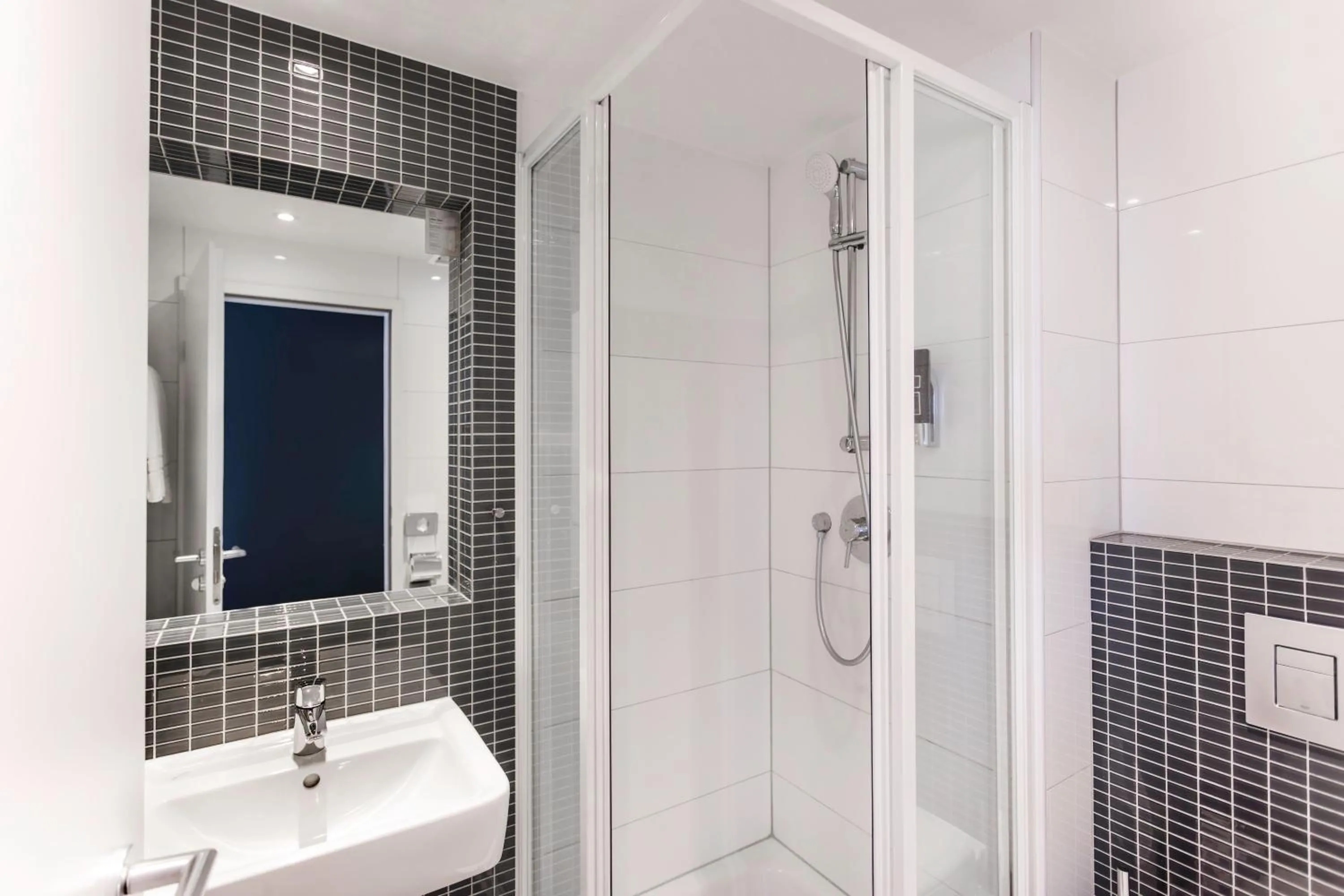 Shower in LyvInn Hotel Frankfurt