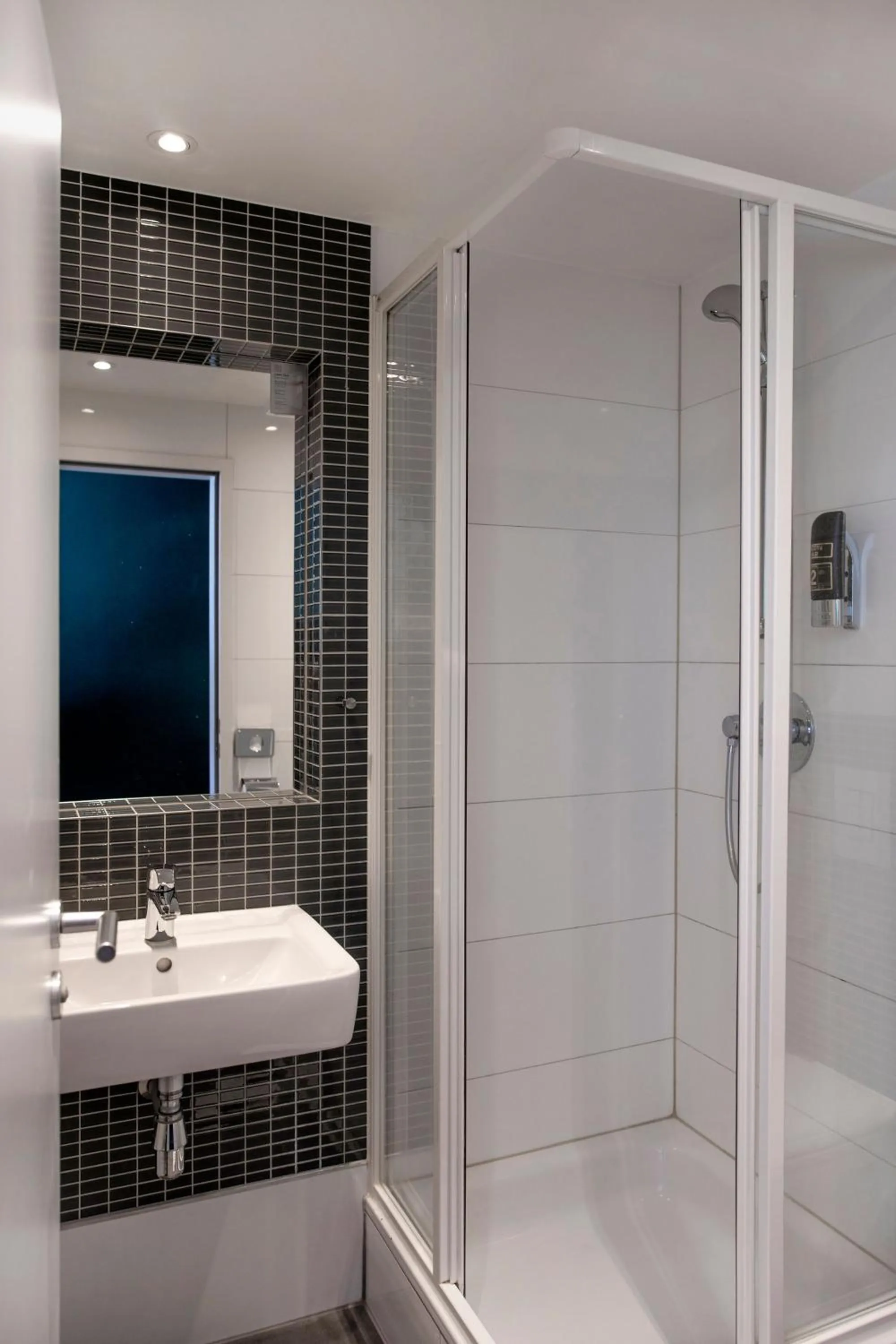 Bathroom in LyvInn Hotel Frankfurt