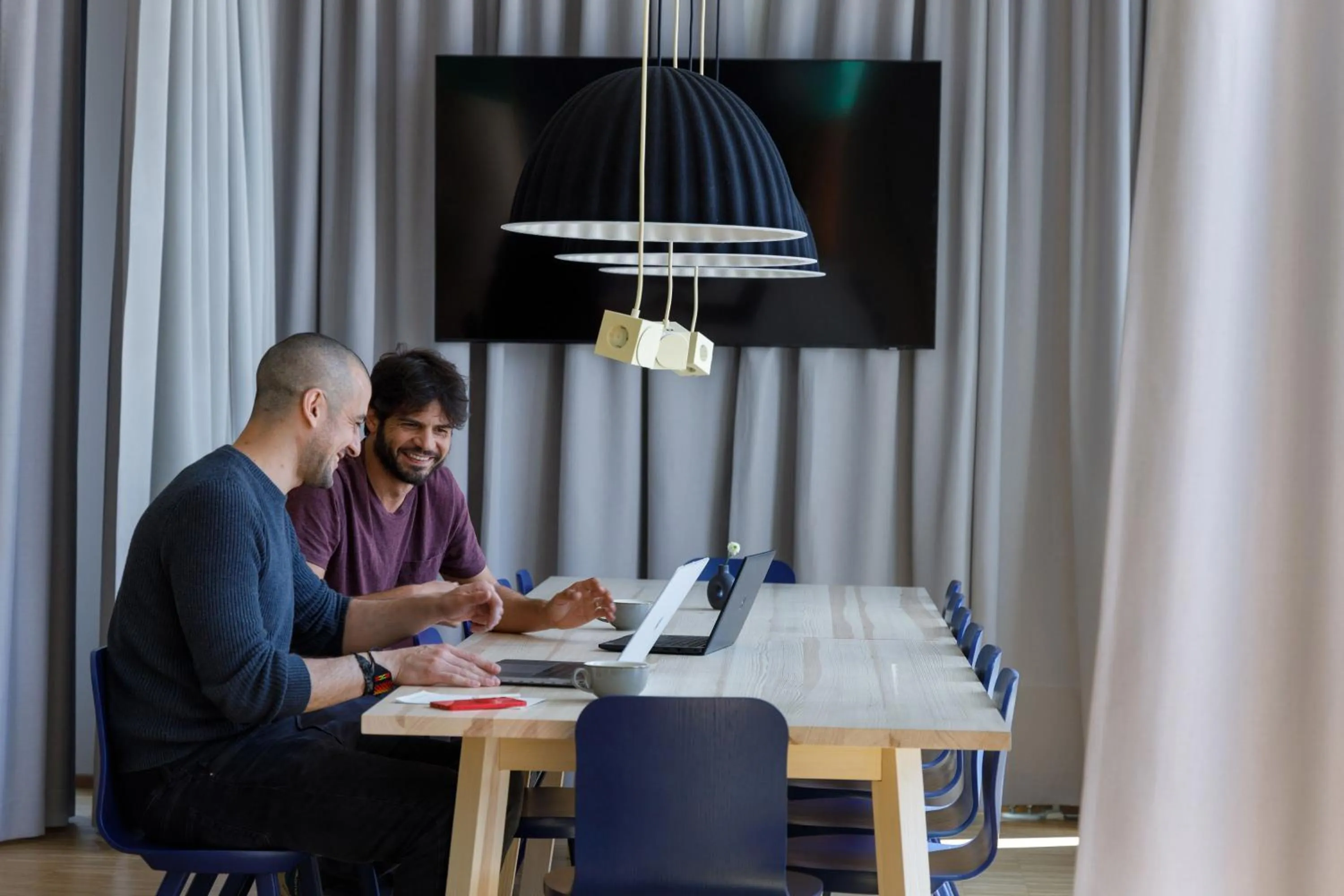 Communal lounge/ TV room in LyvInn Hotel Frankfurt
