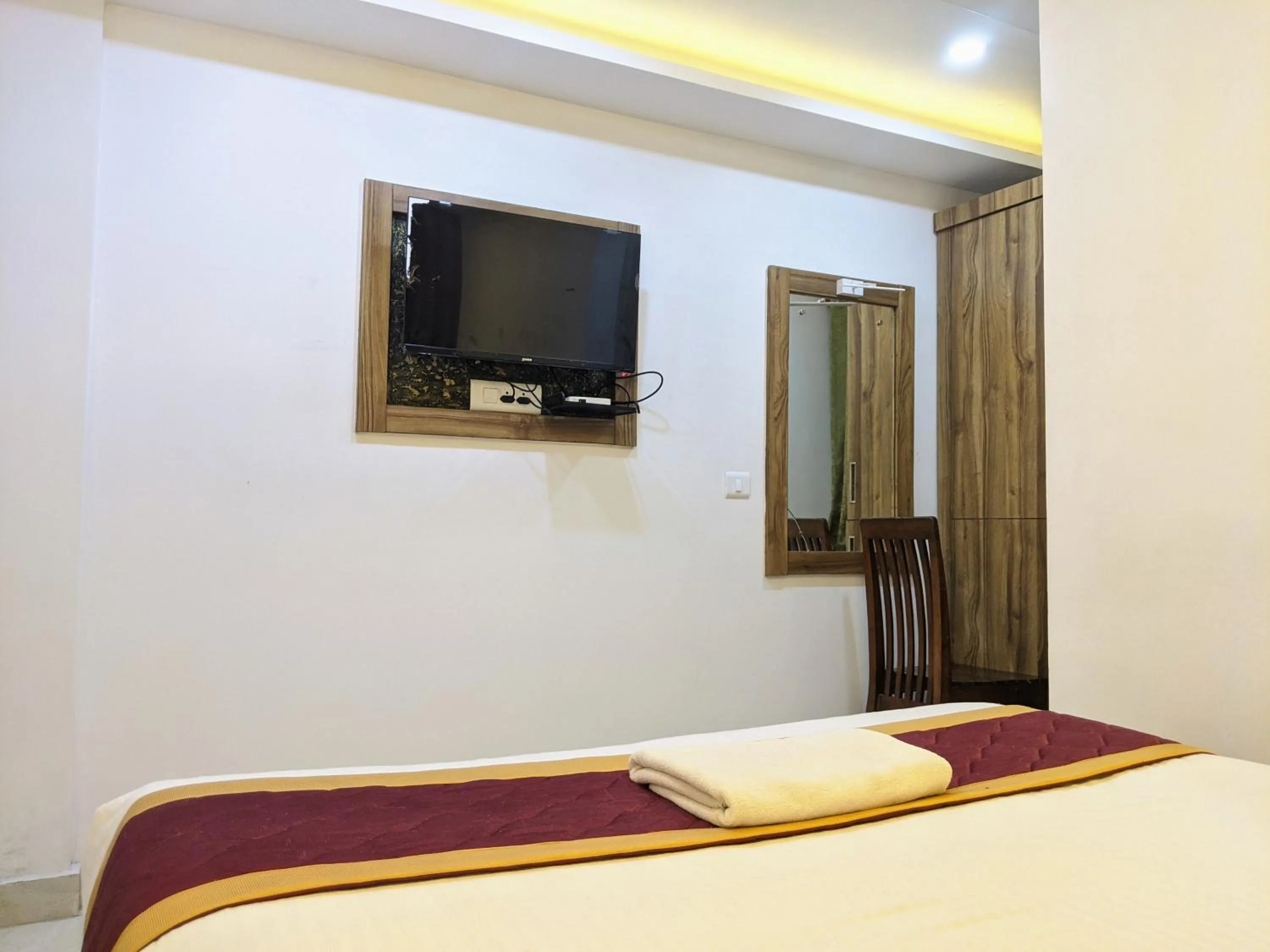 Communal lounge/ TV room, Bed in Hotel Feathers