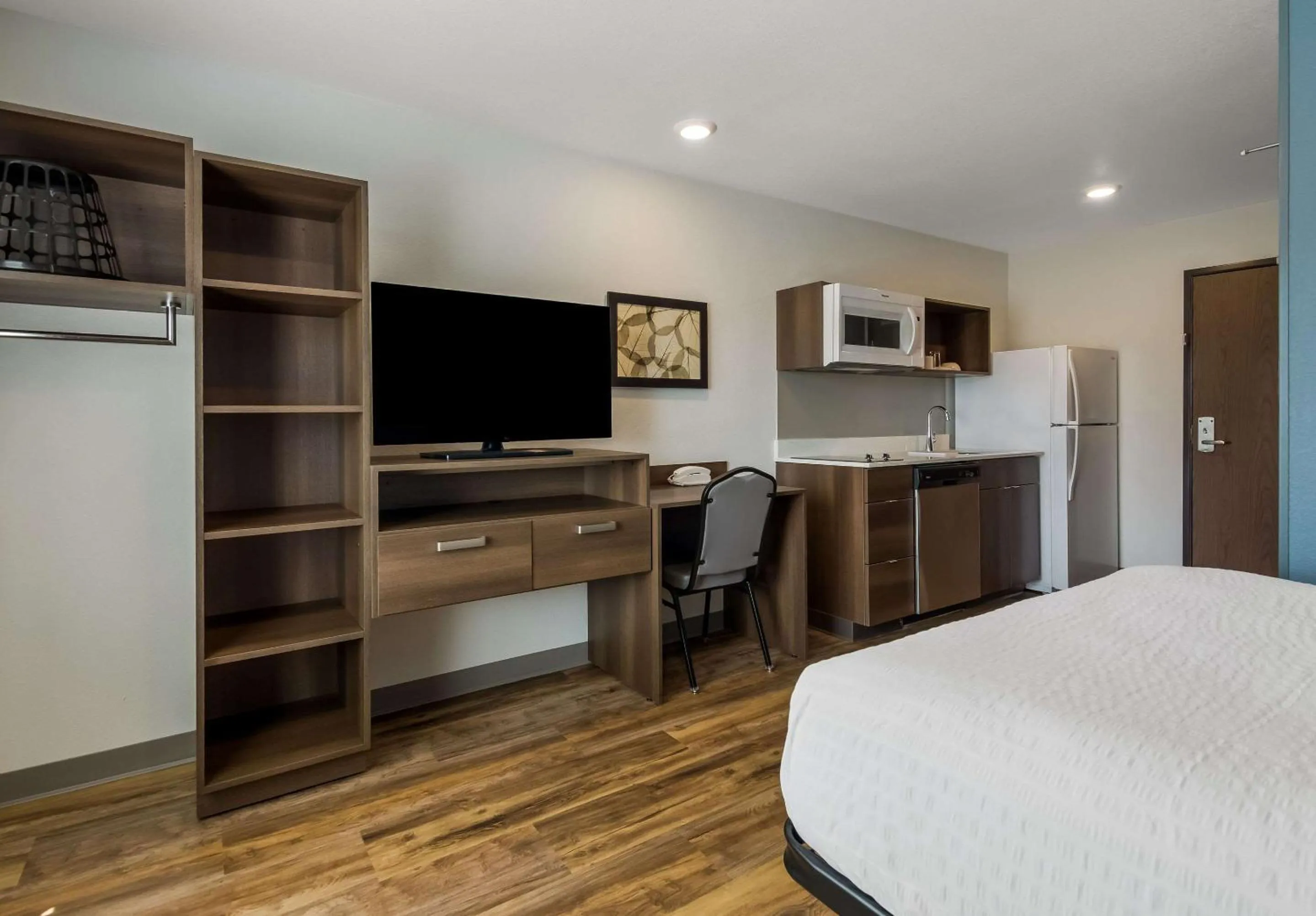 Bedroom, Bed in WoodSpring Suites Roanoke