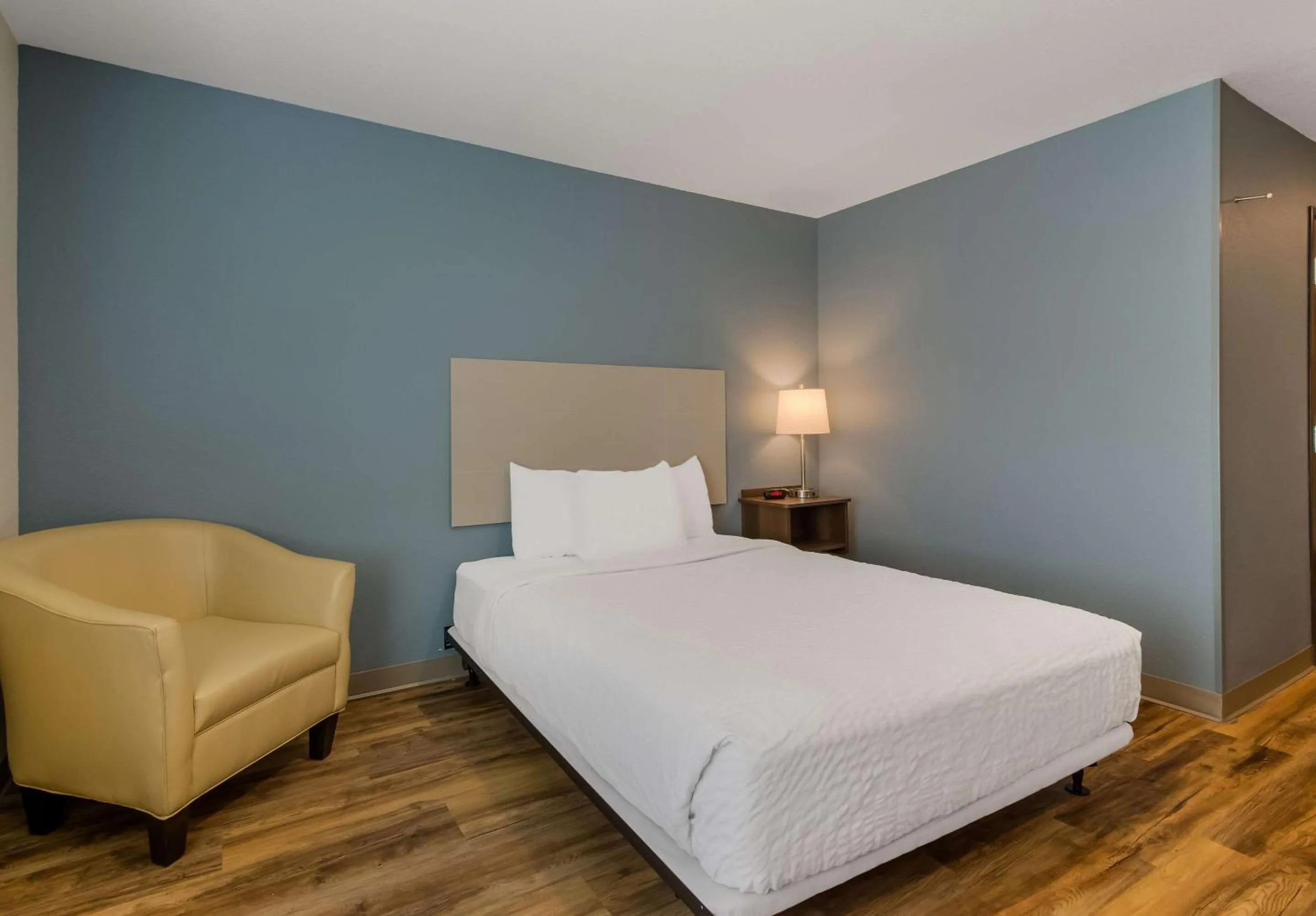 Bedroom, Bed in WoodSpring Suites Roanoke
