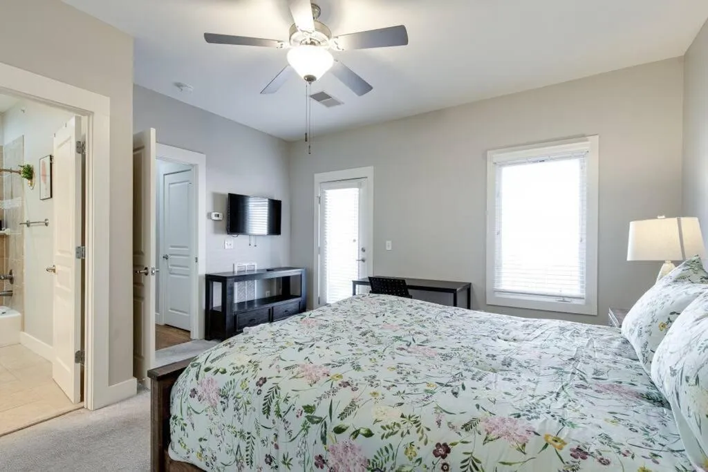 Bathroom, Bed in The Celebrity - Free Parking, Central, Vanderbilt